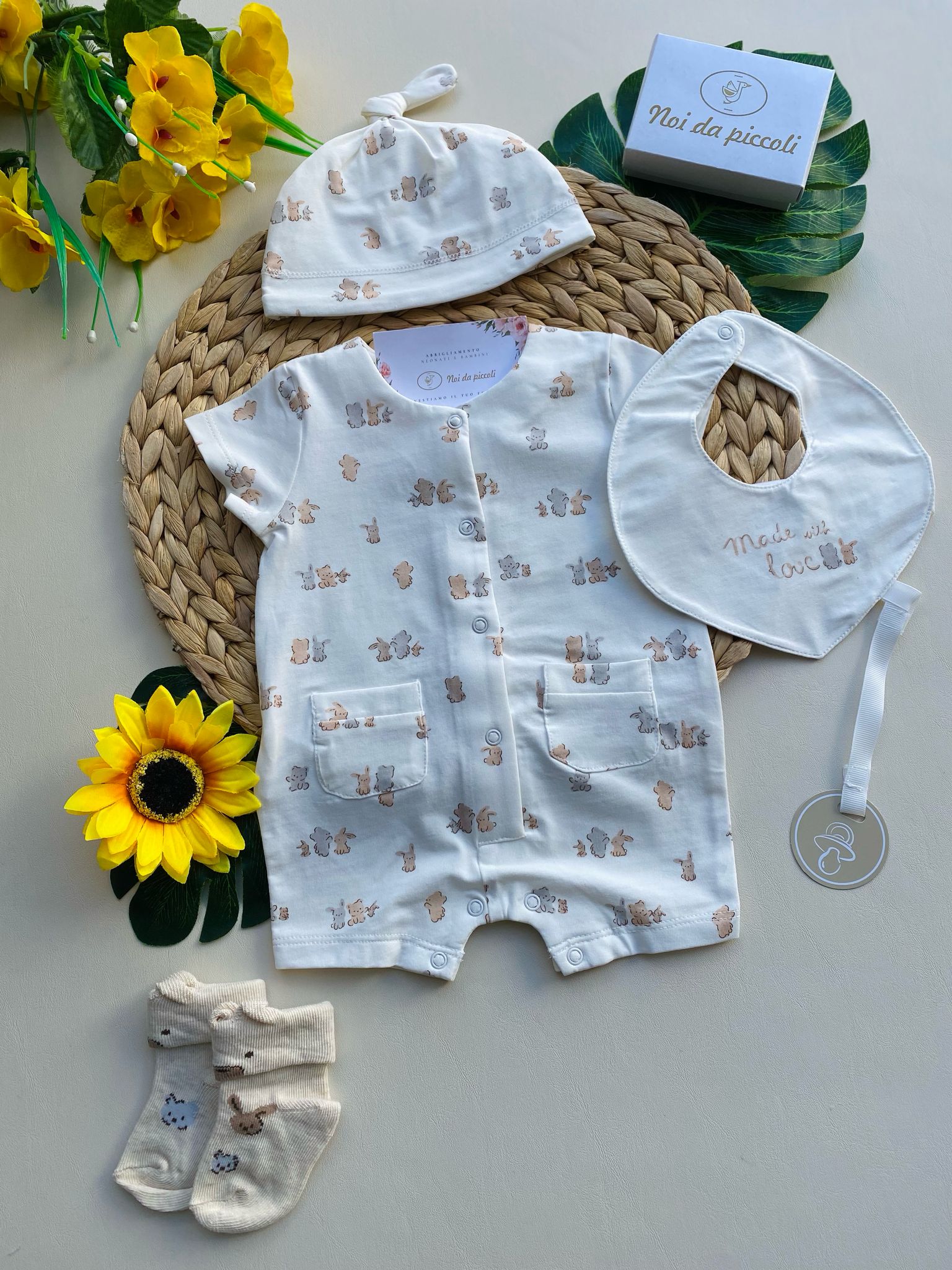 set 4 pz con pagliaccetto,cappellino,bavetto e calzini in colorazione beige - Noi da piccoli