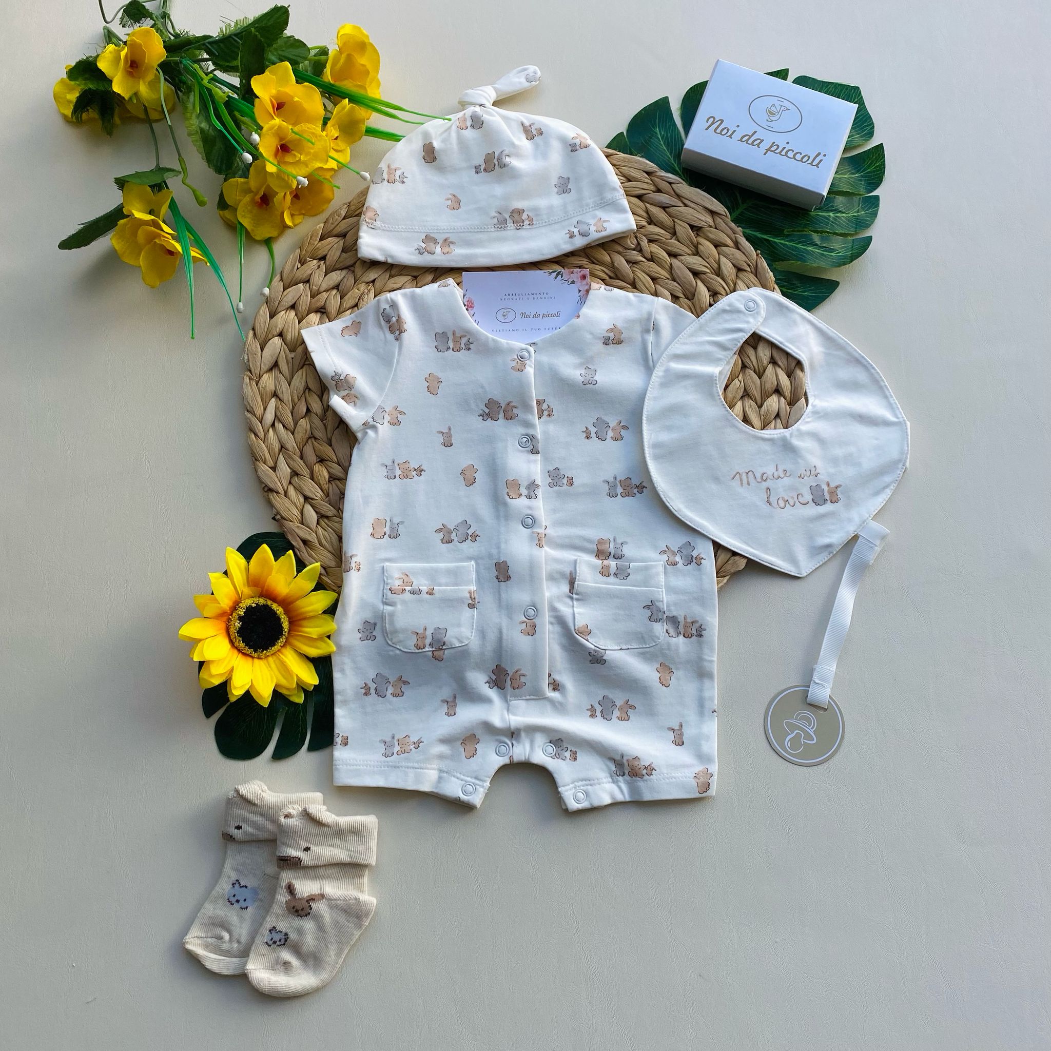 set 4 pz con pagliaccetto,cappellino,bavetto e calzini in colorazione beige - Noi da piccoli