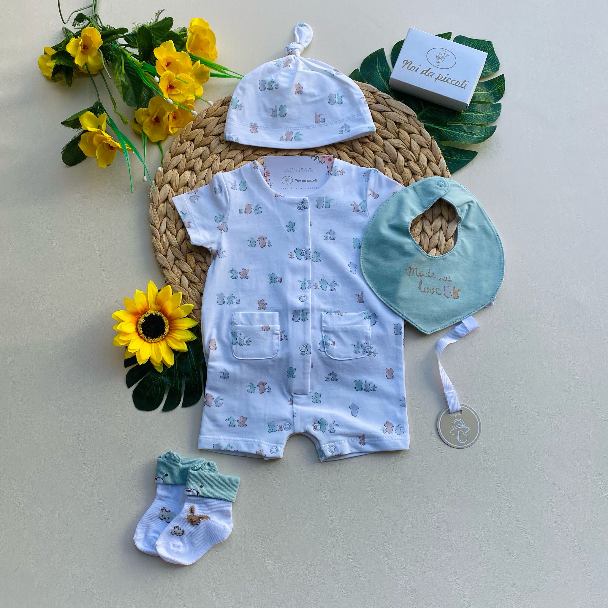 set 4 pz con pagliaccetto,cappellino,bavetto e calzini in colorazione bianco e verde - Noi da piccoli