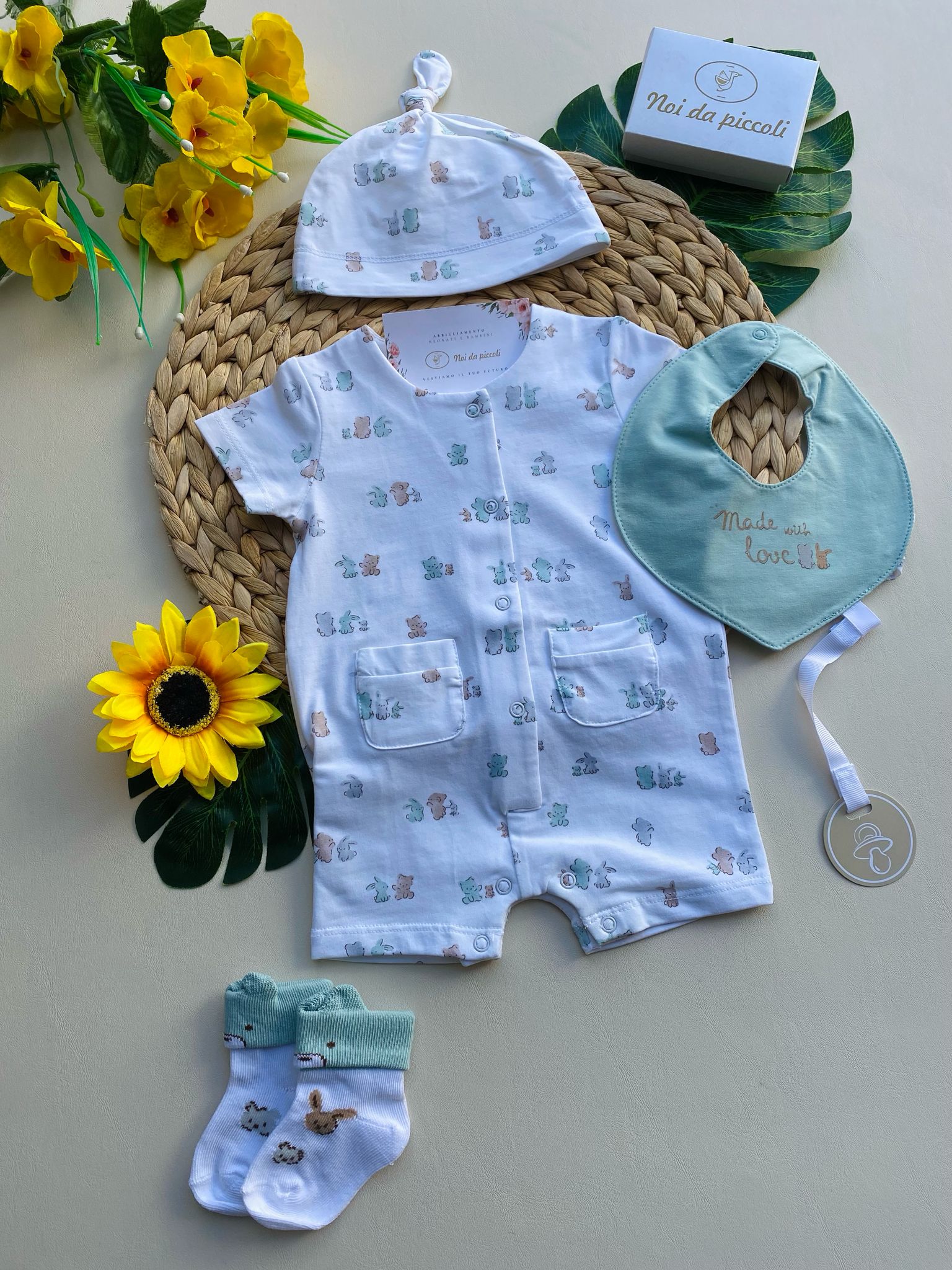 set 4 pz con pagliaccetto,cappellino,bavetto e calzini in colorazione bianco e verde - Noi da piccoli