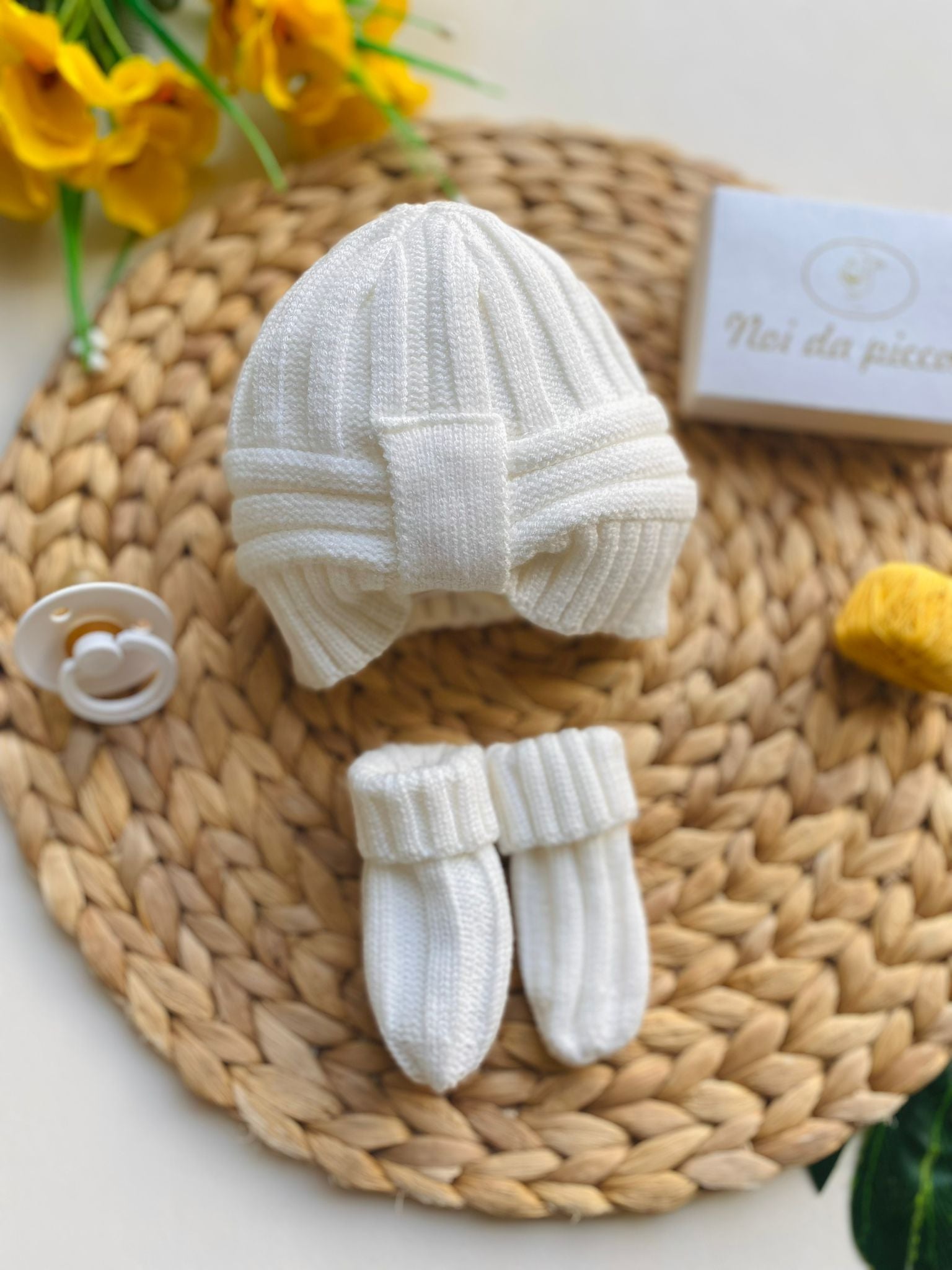 SET CAPPELLINO CON CALZINI Lana CRUDO - Noi da piccoli