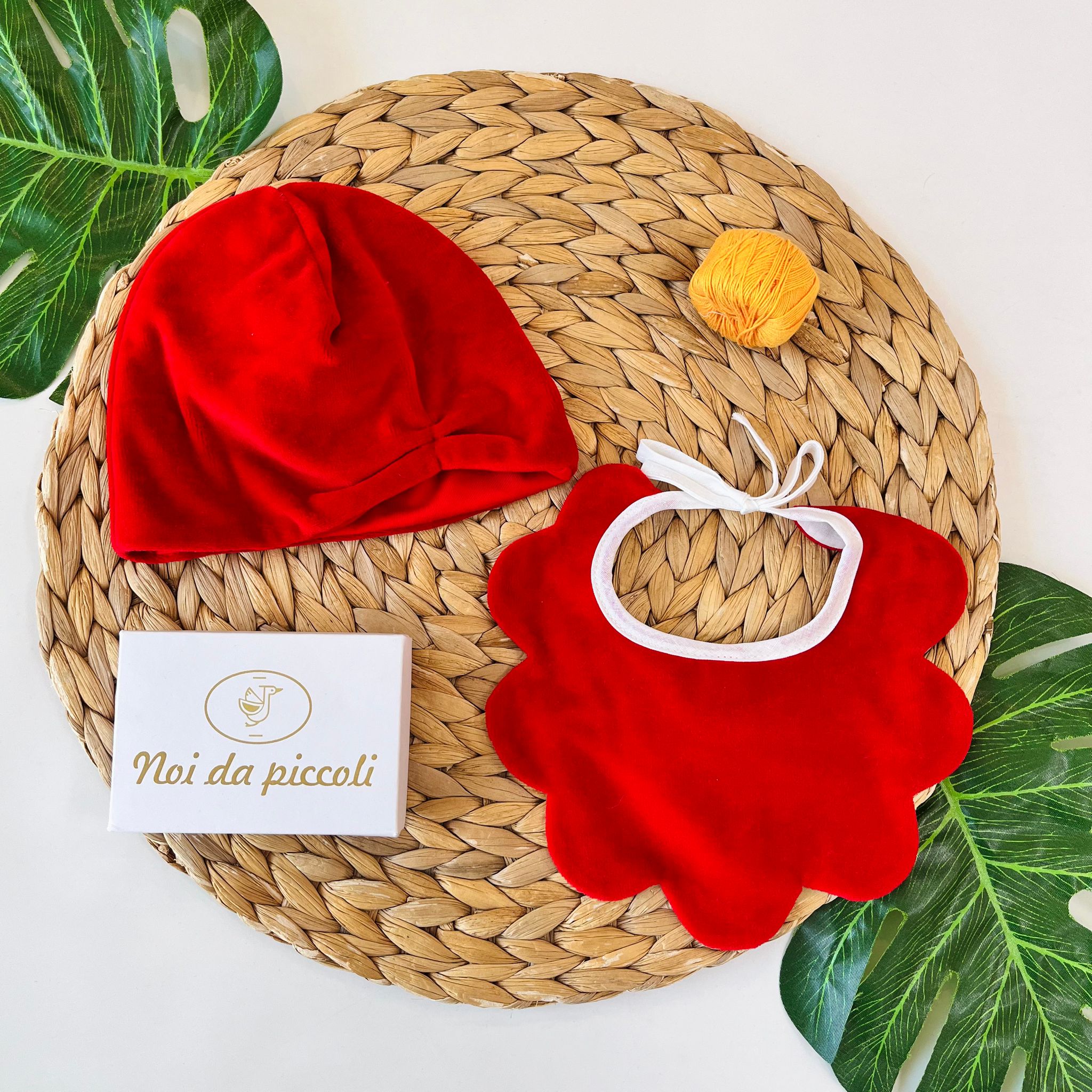 SET CAPPELLINO E BAVETTINA CINIGLIA ROSSO - Noi da piccoli