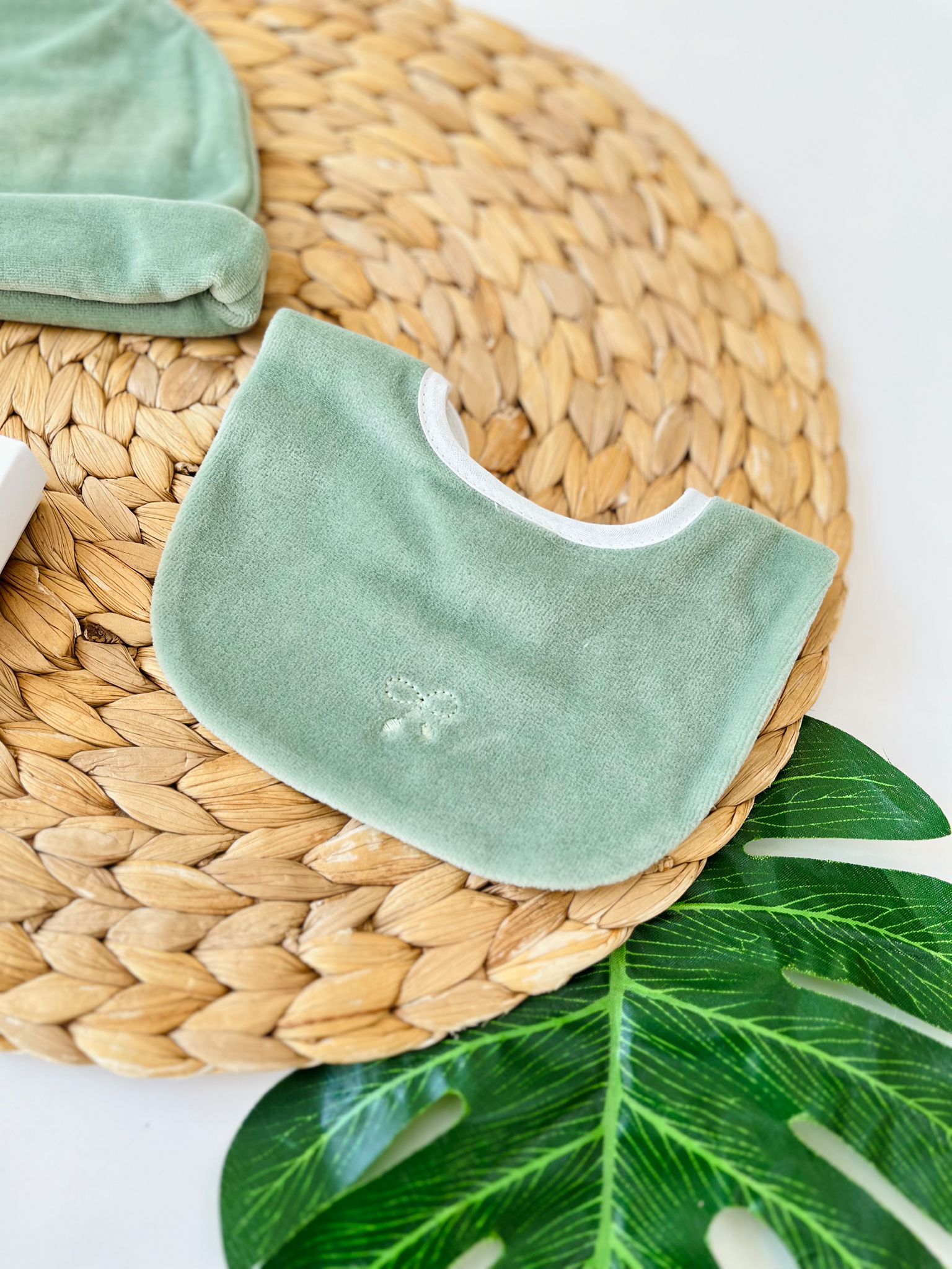 SET CAPPELLINO E BAVETTINA FIOCCHETTINO CINIGLIA SALVIA - Noi da piccoli