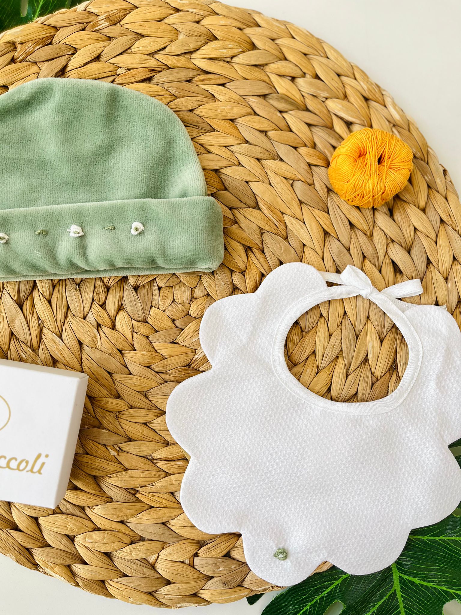 SET CAPPELLINO E BAVETTINA ONDULATA CINIGLIA SALVIA - Noi da piccoli