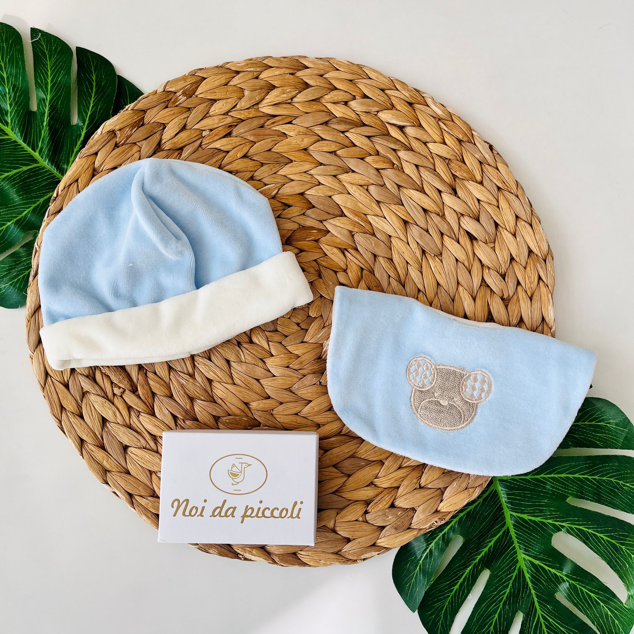 SET CAPPELLINO E BAVETTINA ORSETTO CINIGLIA CIELO - Noi da piccoli