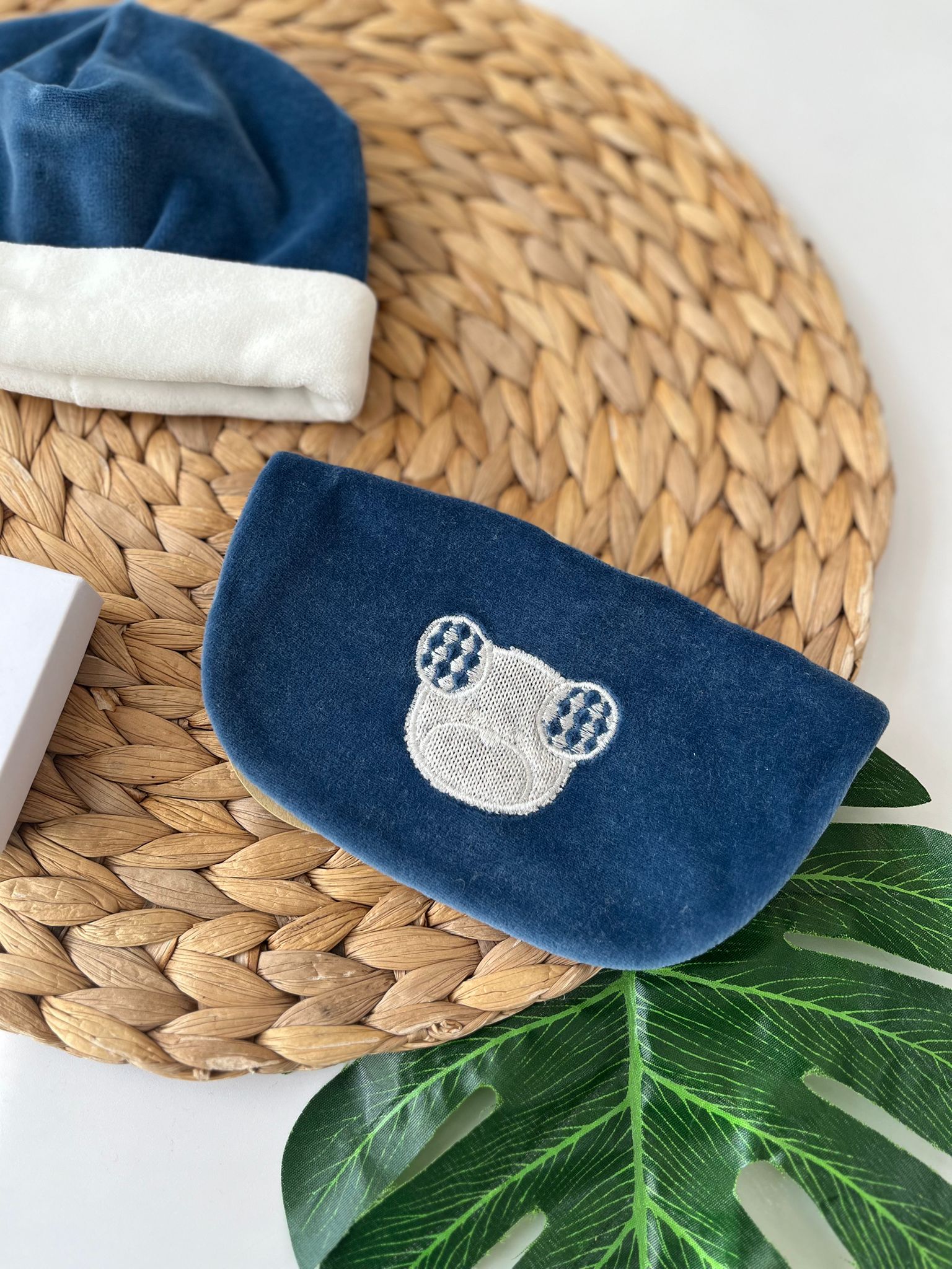 SET CAPPELLINO E BAVETTINA ORSETTO CINIGLIA JEANS - Noi da piccoli