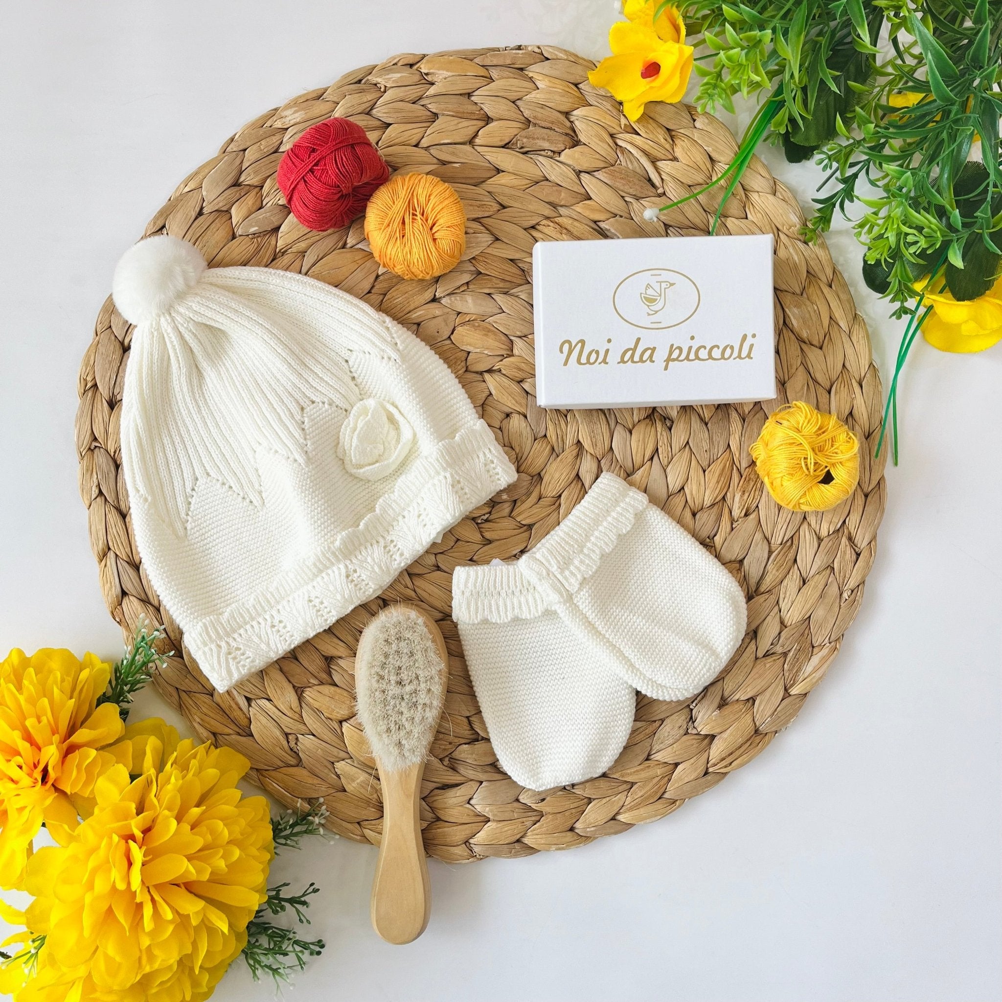 SET CAPPELLINO E GUANTINI CRUDO IN FILATO CALDO - Noi da piccoli