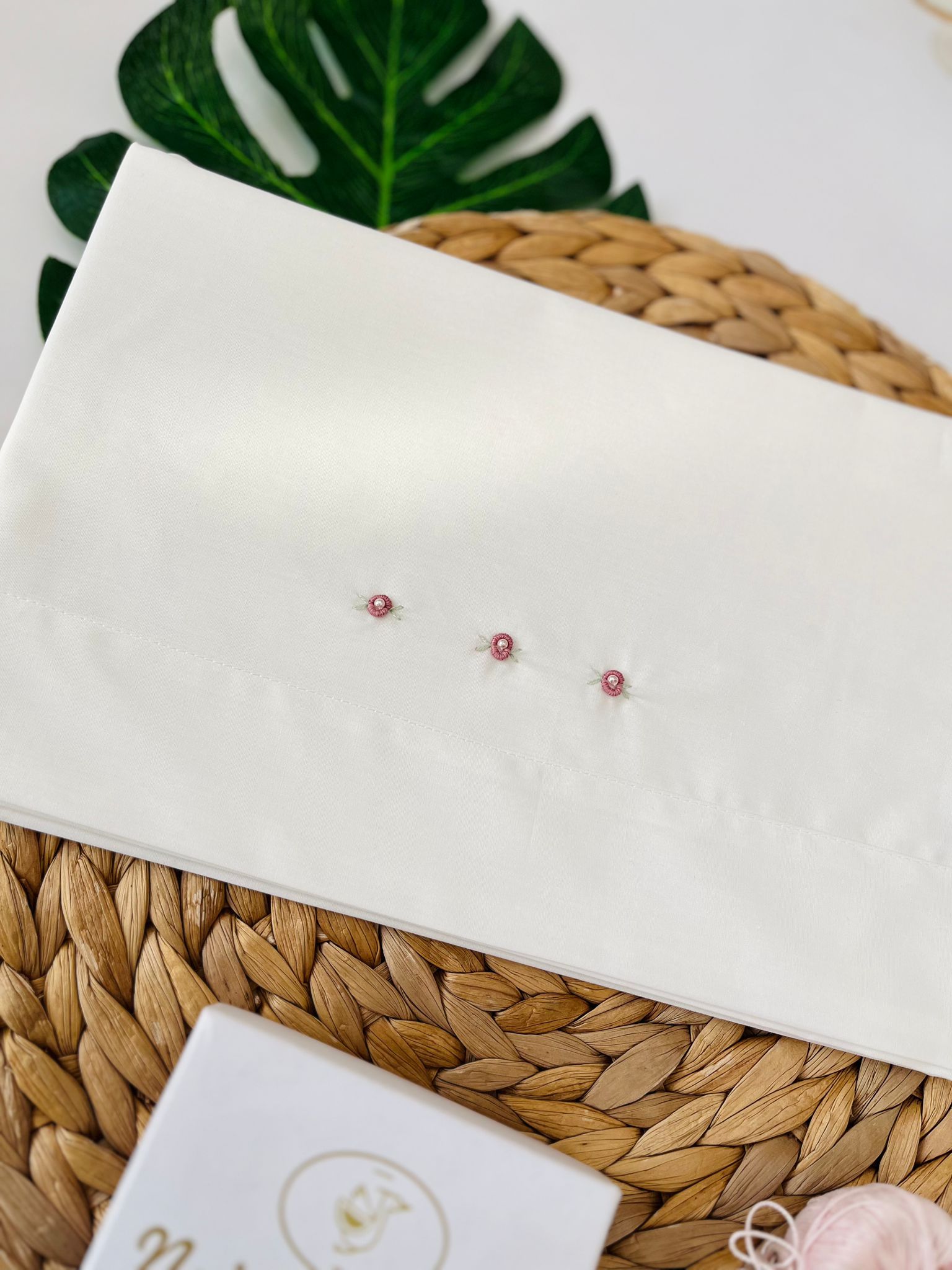 SET LENZUOLA CON ROSELLINE E PERLINE 100 % COTONE BIANCO - Noi da piccoli