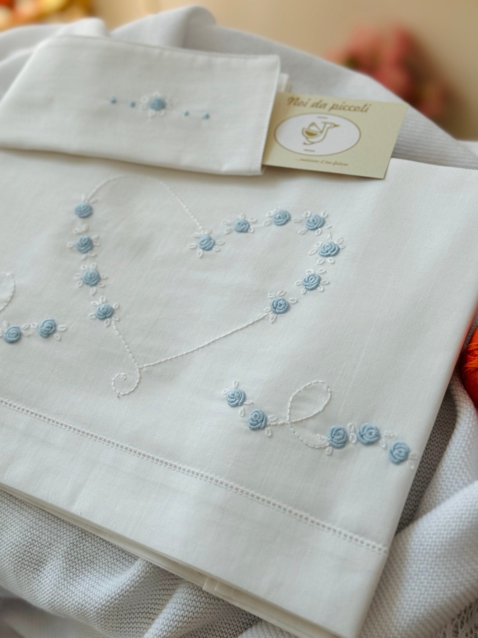 SET LENZUOLINO RICAMATO A MANO CUORE CIELO LETTINO - Noi da piccoli