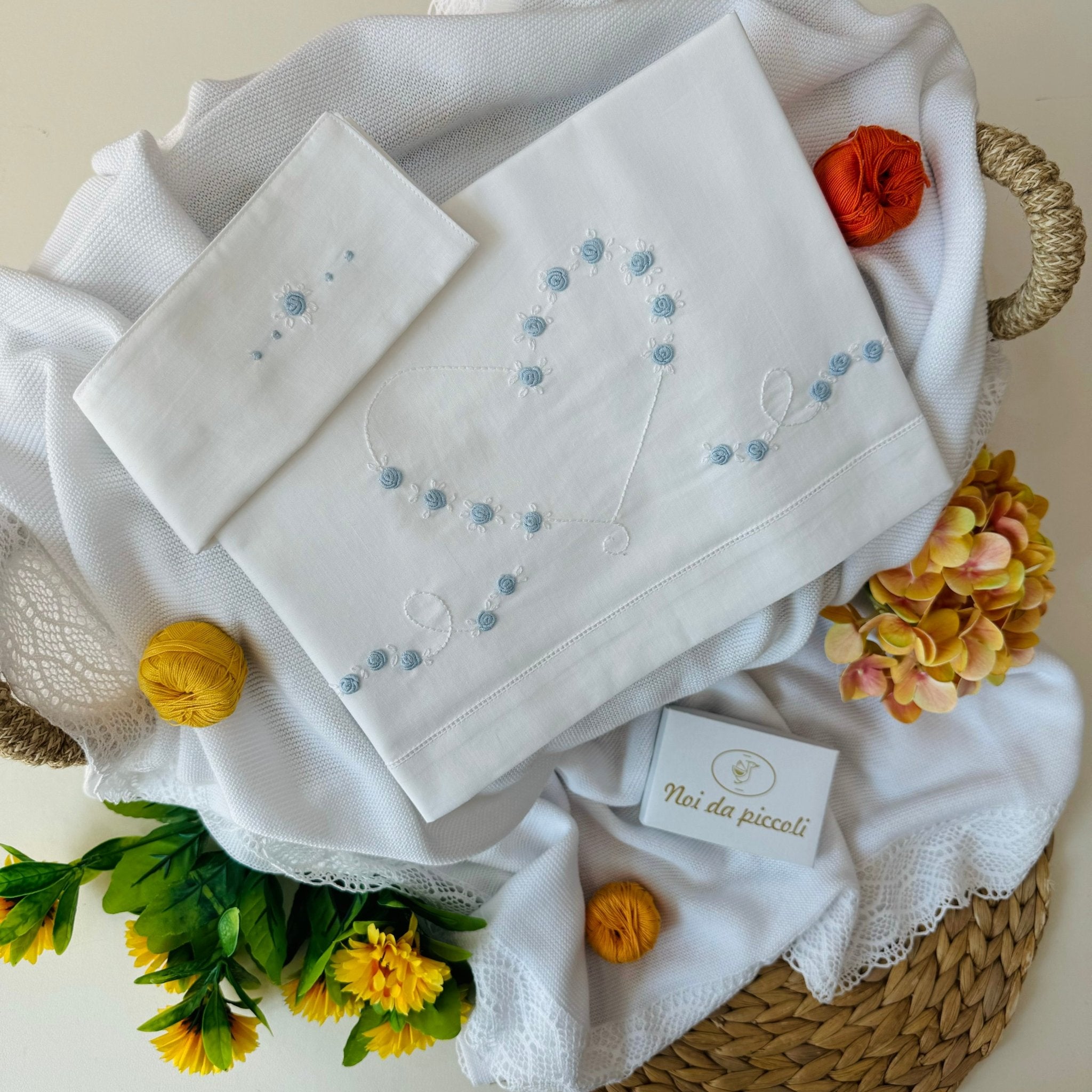 SET LENZUOLINO RICAMATO A MANO CUORE CIELO LETTINO - Noi da piccoli