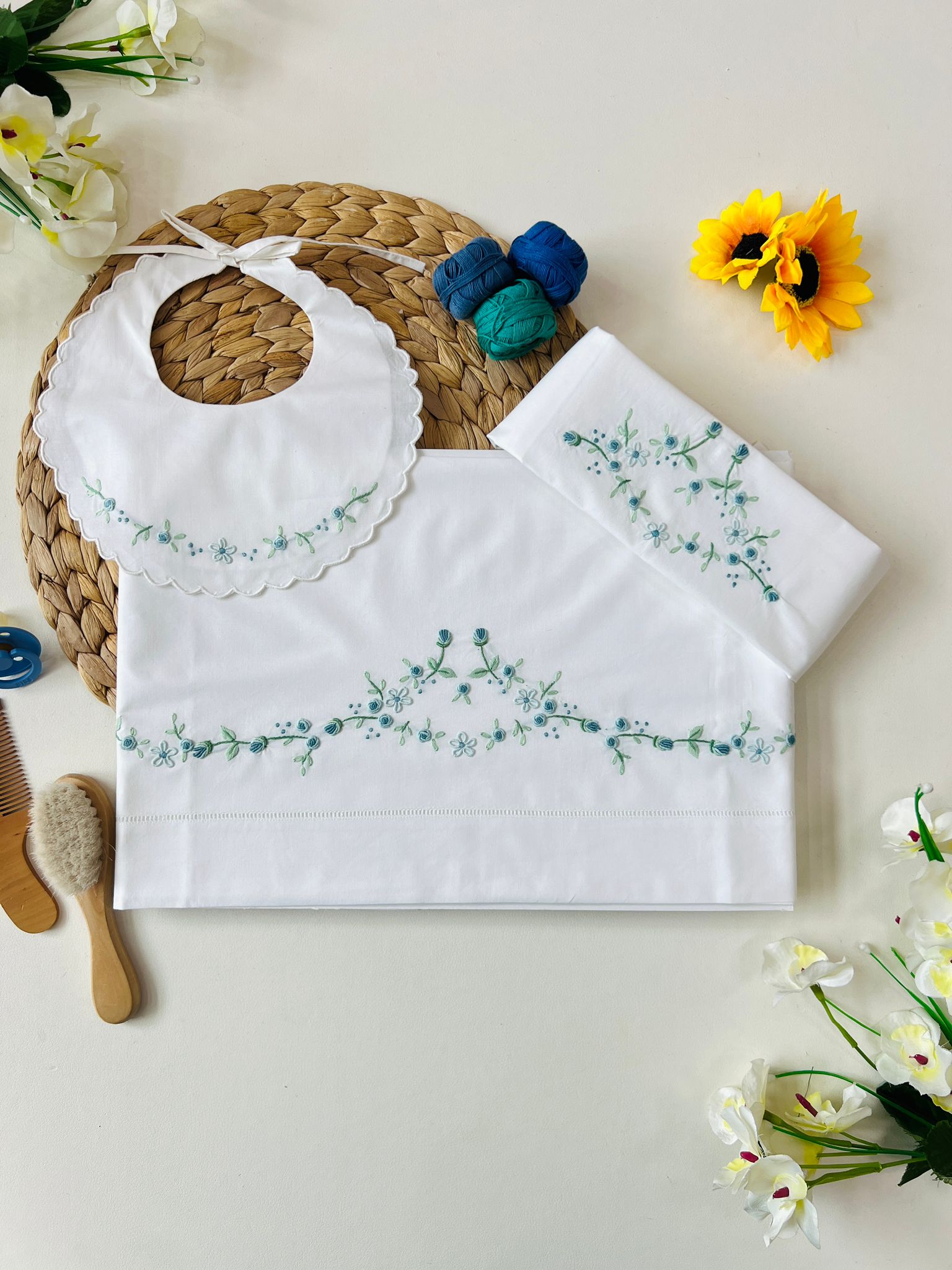 SET LENZUOLINO RICAMO A MANO BIANCO CARROZZINA BOSCO FIORITO CIELO - Noi da piccoli