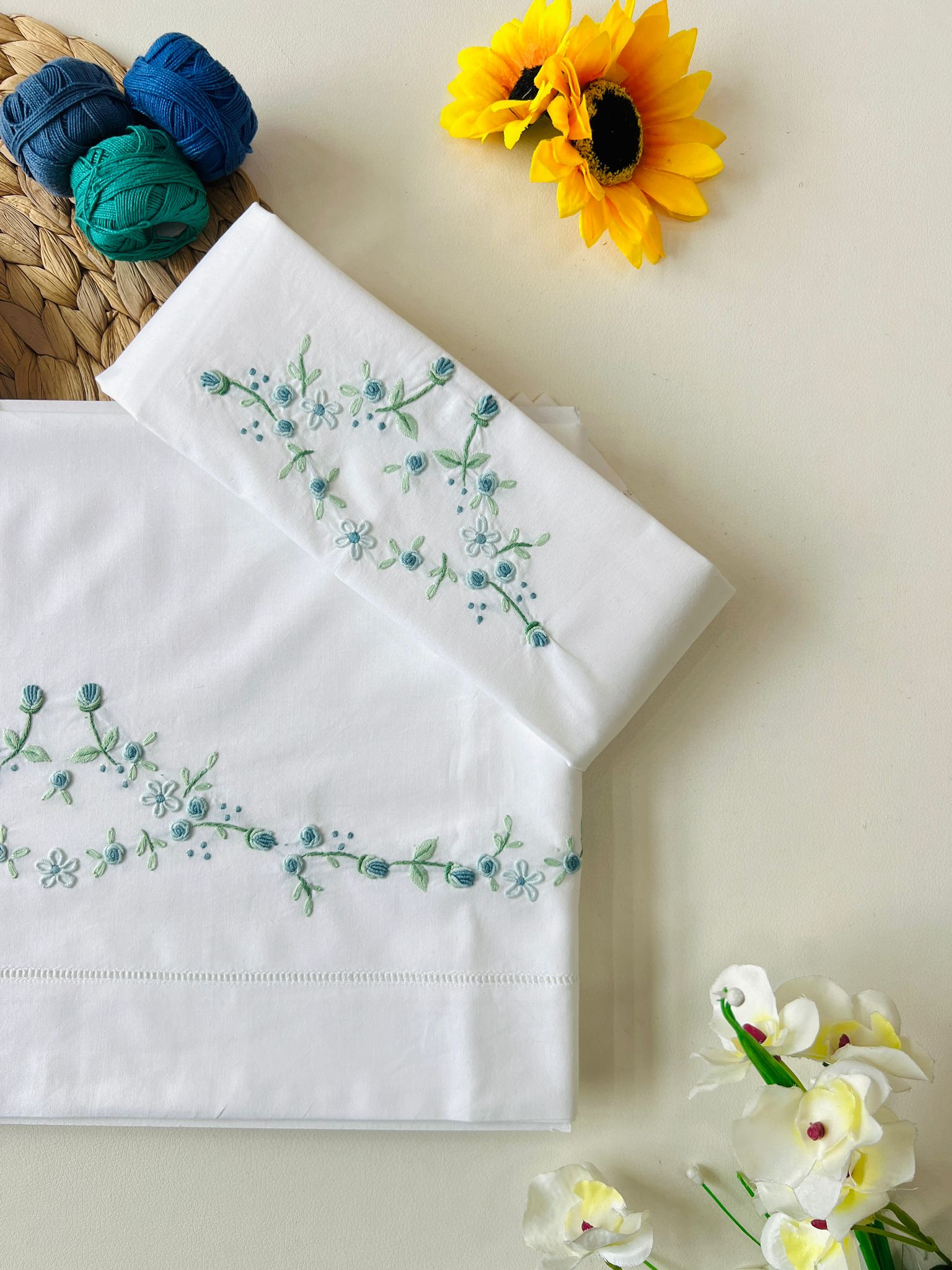 SET LENZUOLINO RICAMO A MANO BIANCO CARROZZINA BOSCO FIORITO CIELO - Noi da piccoli