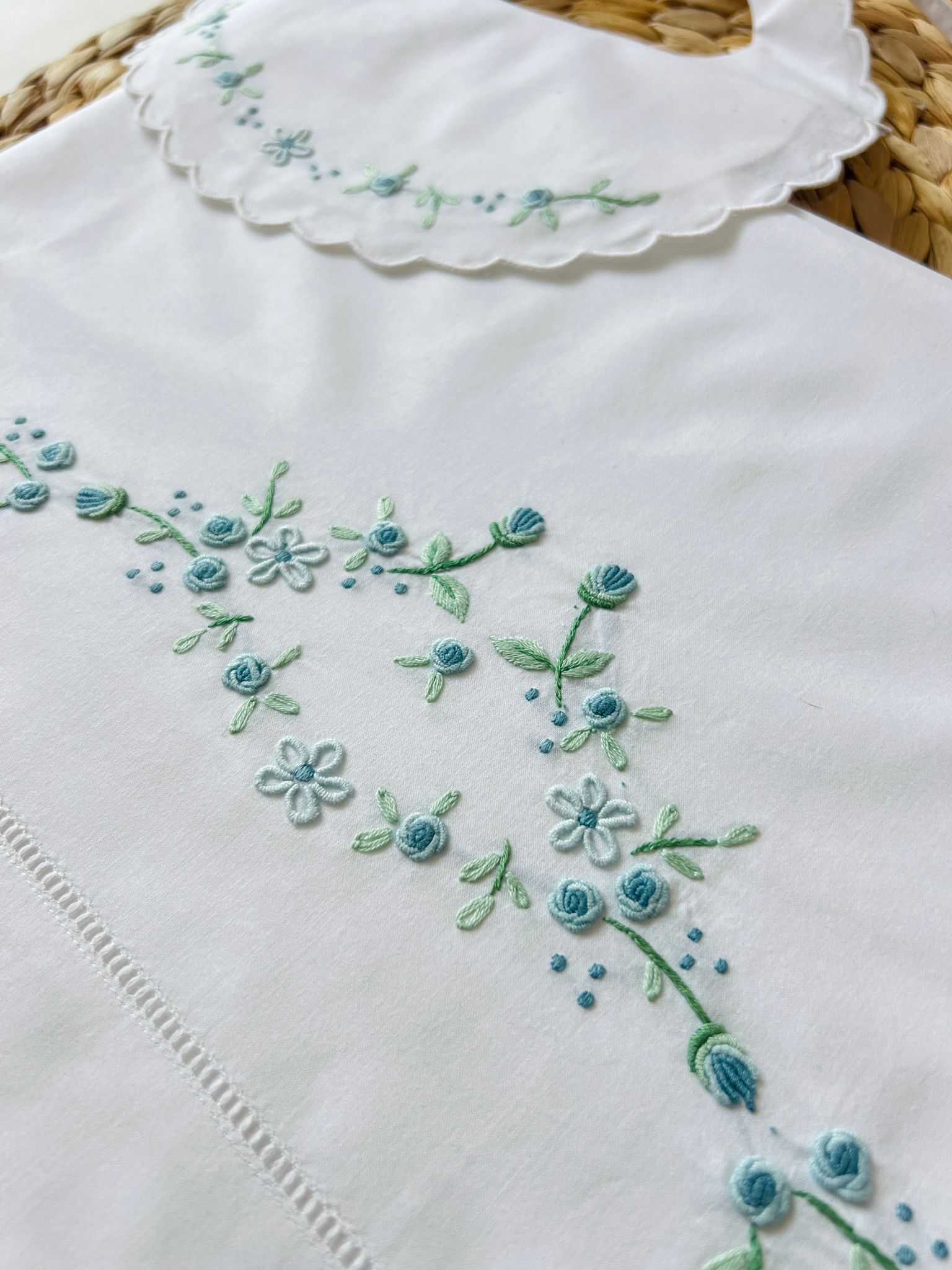 SET LENZUOLINO RICAMO A MANO BIANCO CARROZZINA BOSCO FIORITO CIELO - Noi da piccoli