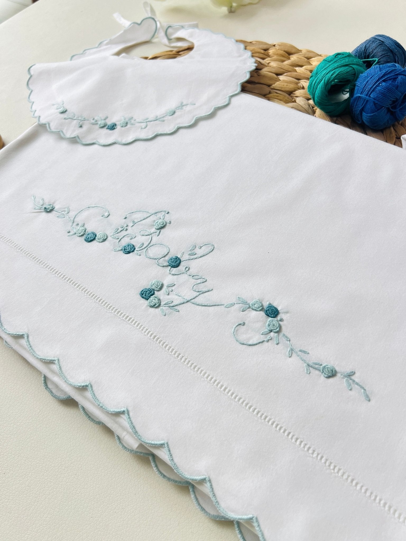 SET LENZUOLINO RICAMO A MANO BIANCO CARROZZINA CON FIORI CIELO - Noi da piccoli