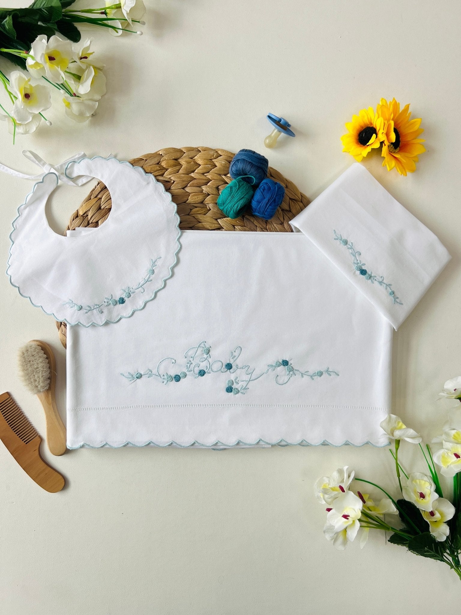 SET LENZUOLINO RICAMO A MANO BIANCO CARROZZINA CON FIORI CIELO - Noi da piccoli