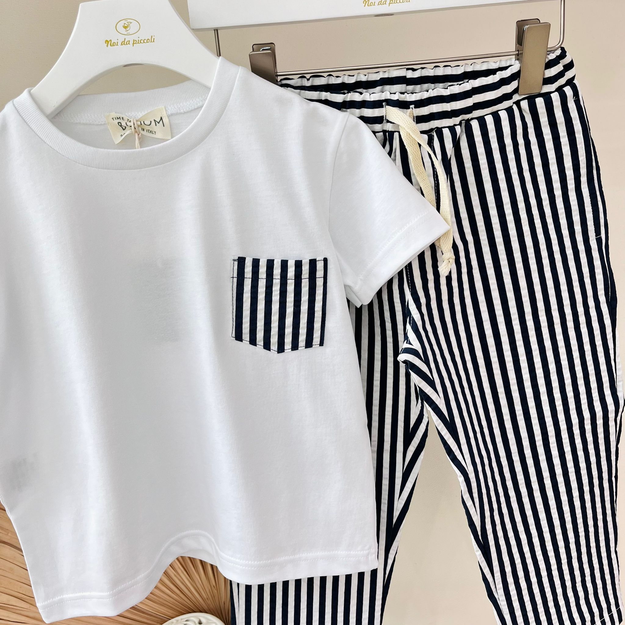 T - SHIRT CON PANTALONE A RIGHE BIANCO BLU - Noi da piccoli