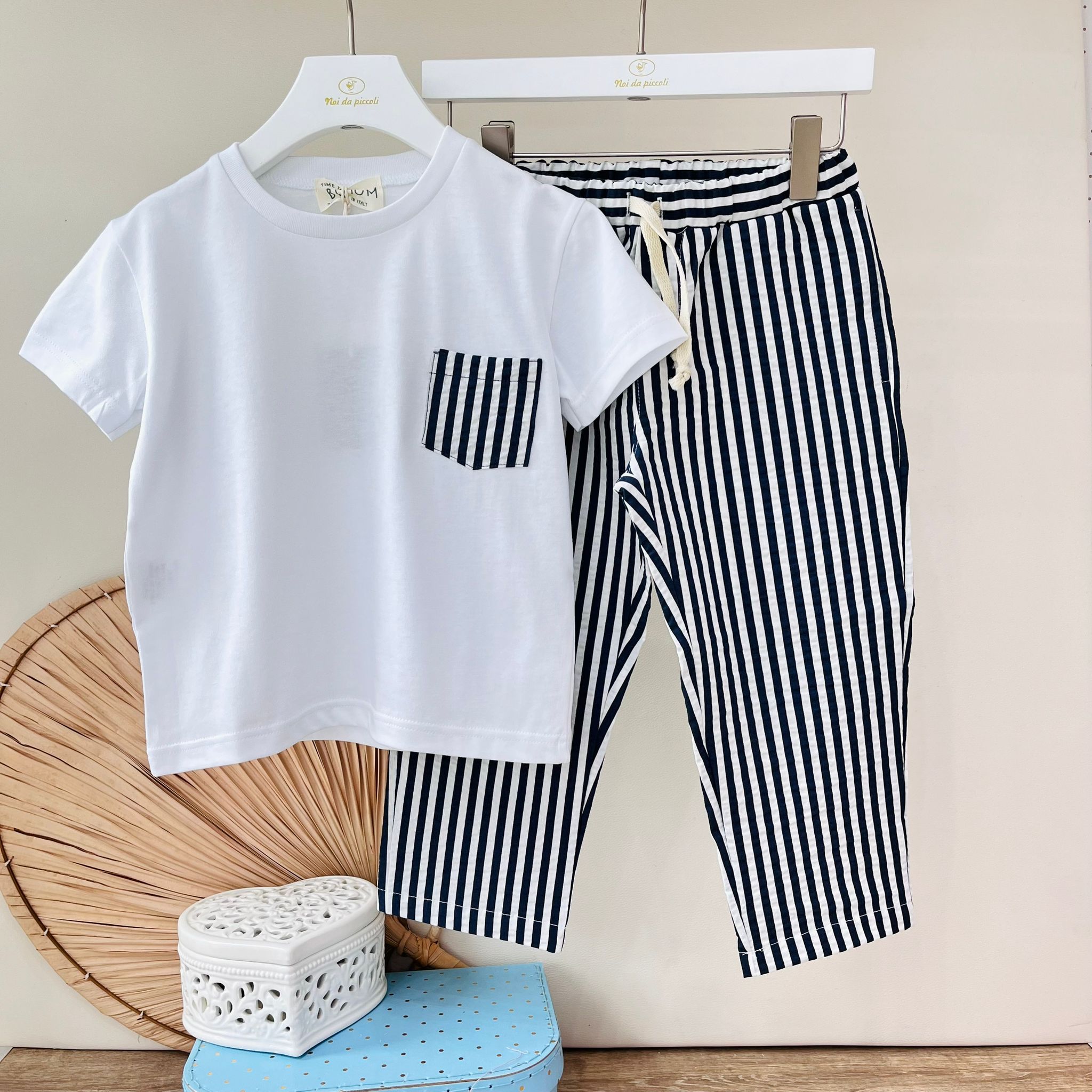 T - SHIRT CON PANTALONE A RIGHE BIANCO BLU - Noi da piccoli
