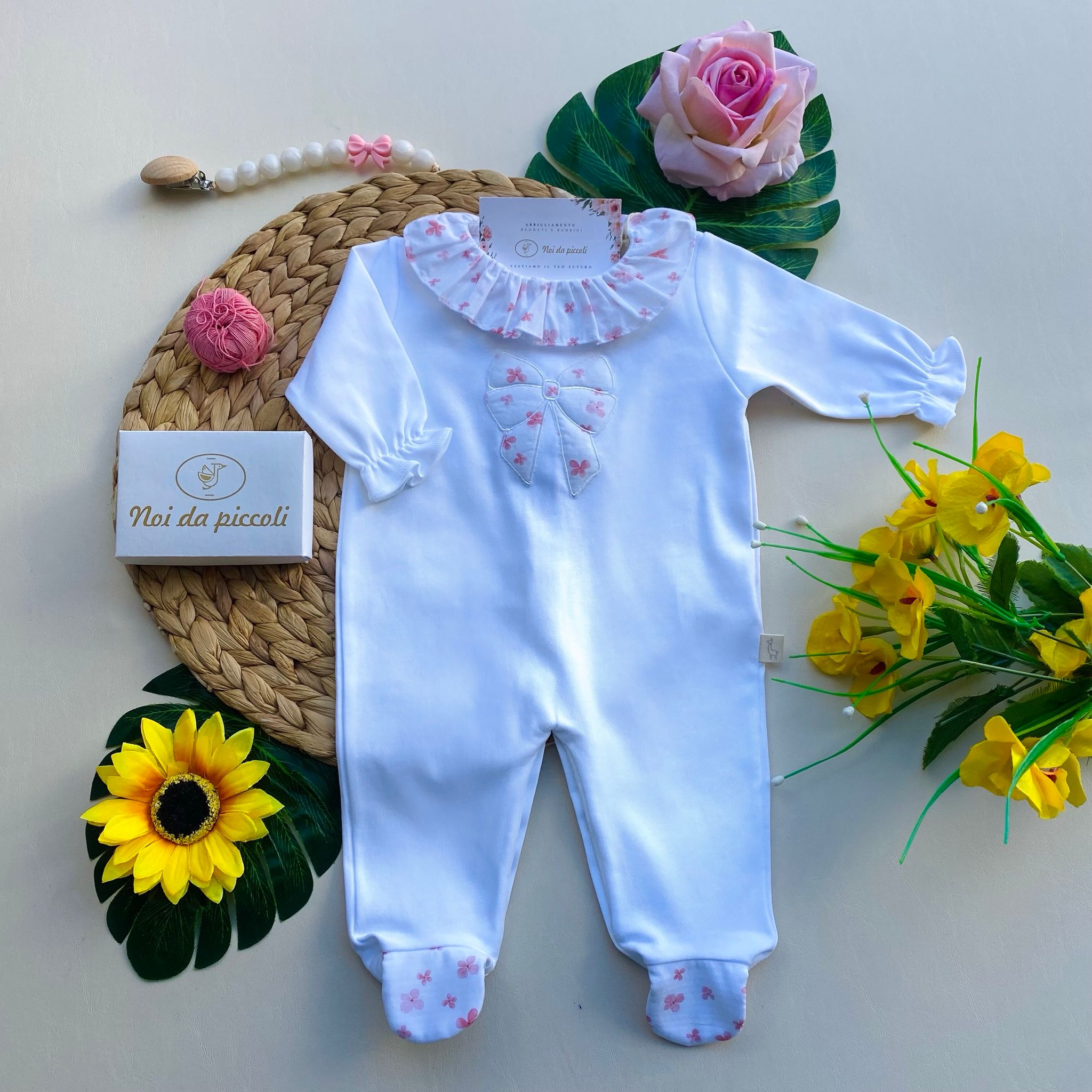 TUTINA BIANCA CON COLLETTO E FIOCCHETTO CENTRALE CON FARFALLINE ROSA - Noi da piccoli