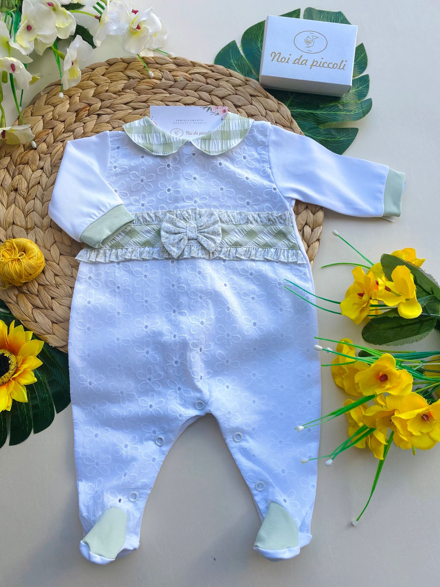 TUTINA BIANCA CON FASCIA CENTRALE A QUADRONI BIANCA E VERDE E FIOCCHETTO - Noi da piccoli