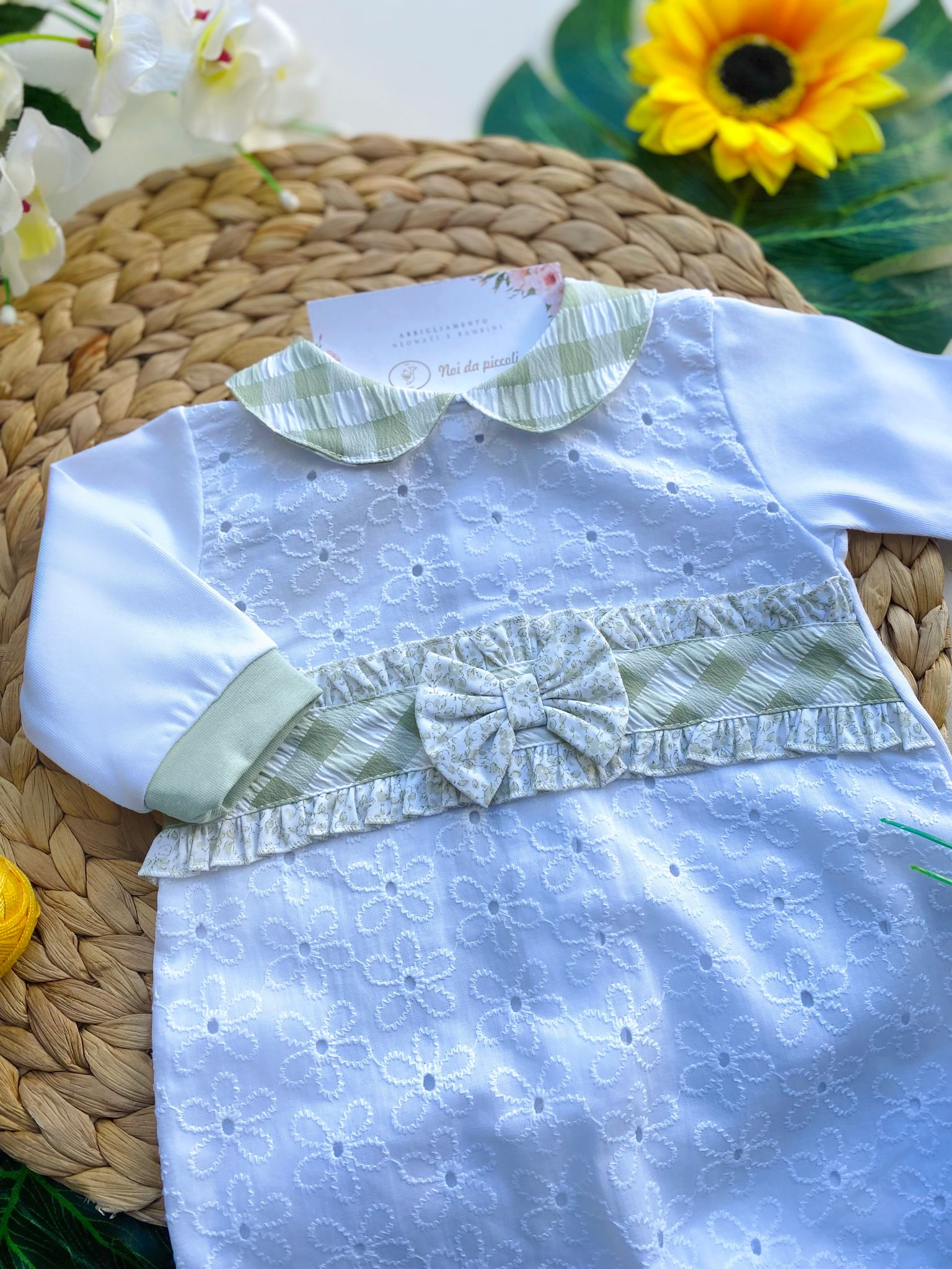 TUTINA BIANCA CON FASCIA CENTRALE A QUADRONI BIANCA E VERDE E FIOCCHETTO - Noi da piccoli