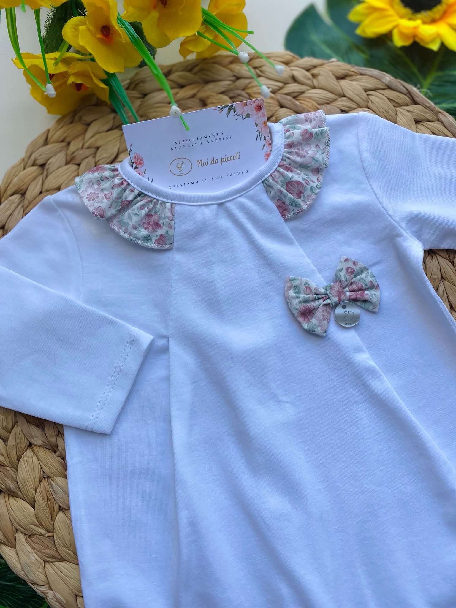 TUTINA BIANCA CON FIOCCHETTINO E COLLETTO CON FIORELLINI COLORATI - Noi da piccoli
