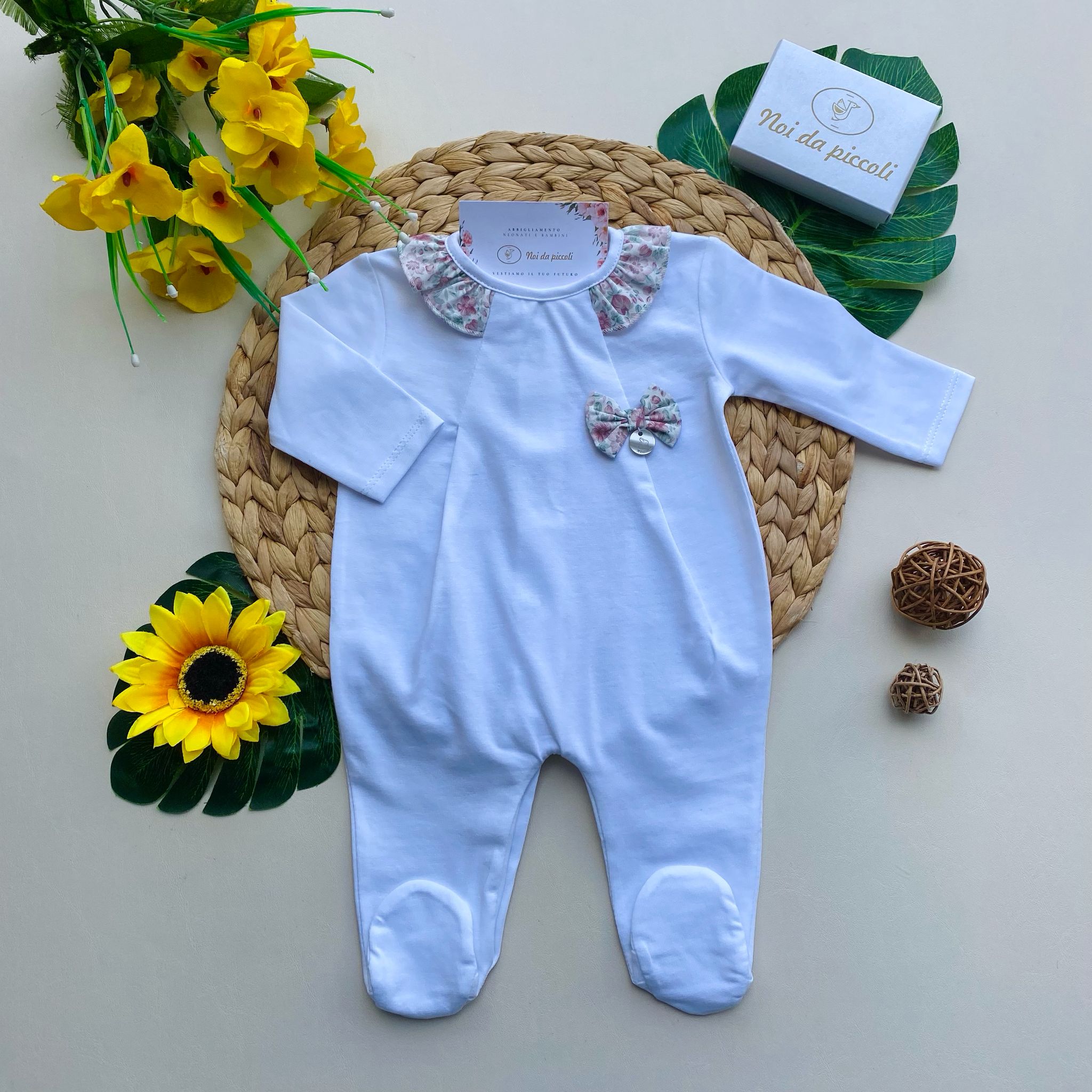 TUTINA BIANCA CON FIOCCHETTINO E COLLETTO CON FIORELLINI COLORATI - Noi da piccoli