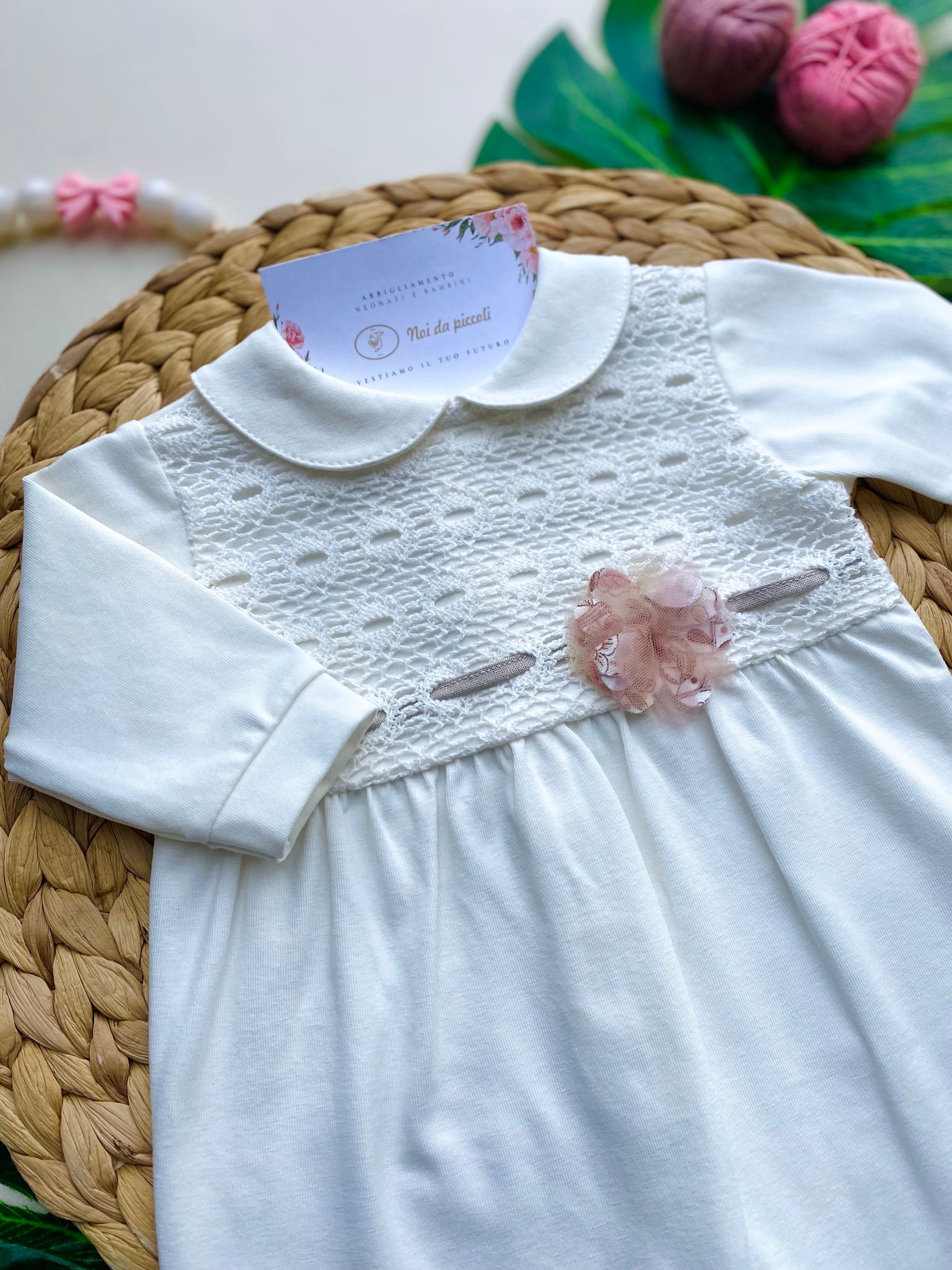 TUTINA BIANCO CON RICAMINI E CON FILO BEIGE E FIORELLINO ROSA - Noi da piccoli
