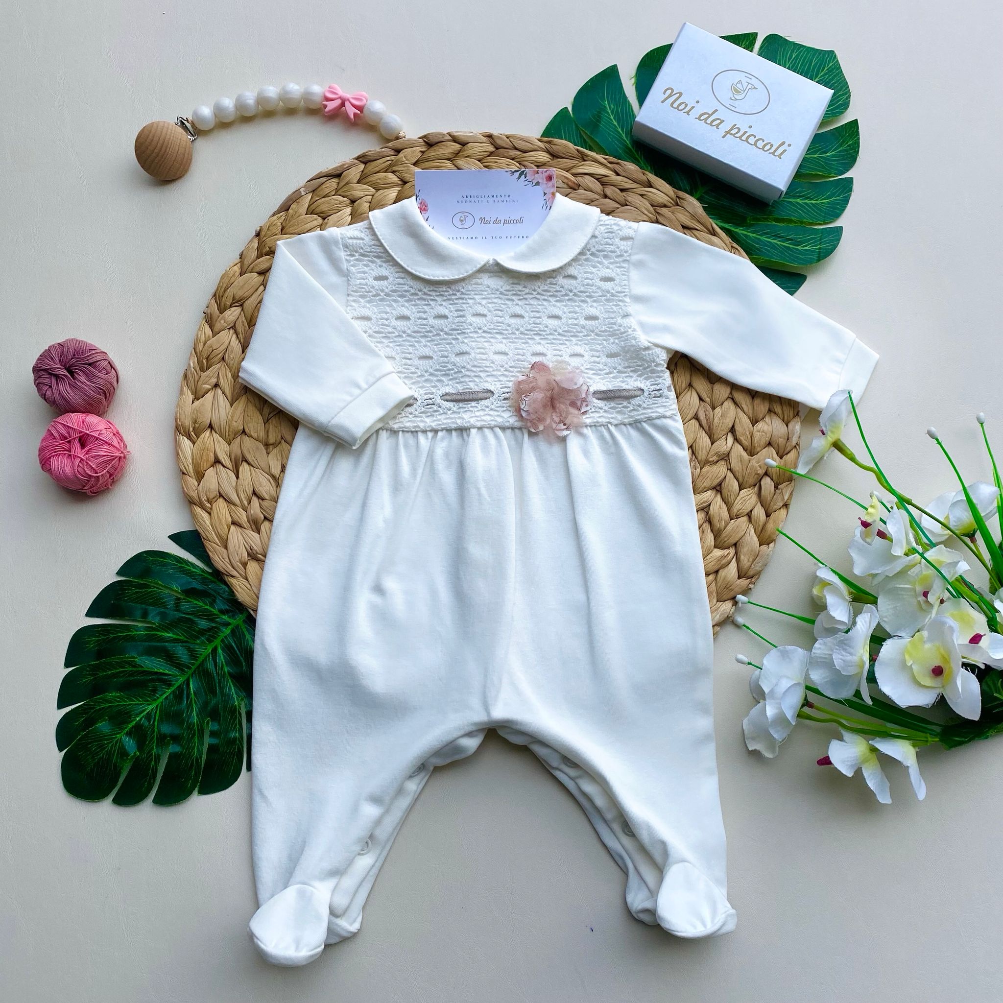 TUTINA BIANCO CON RICAMINI E CON FILO BEIGE E FIORELLINO ROSA - Noi da piccoli