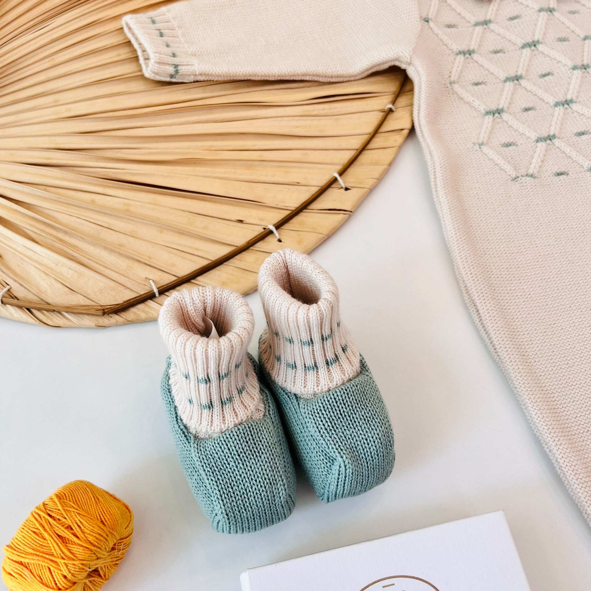 TUTINA CON BABBUCCE 100% LANA BEIGE E VERDE - Noi da piccoli