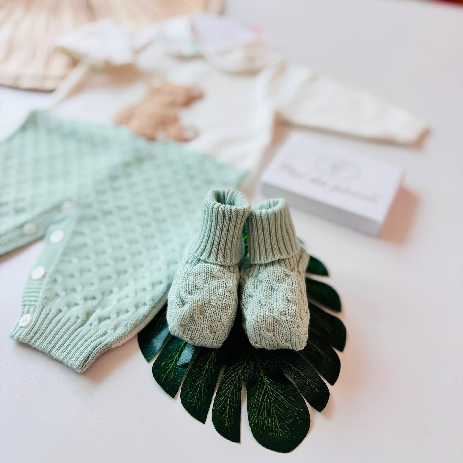 TUTINA CON BABBUCCE 100% LANA VERDE ARCOBALENO E ORSETTO - Noi da piccoli