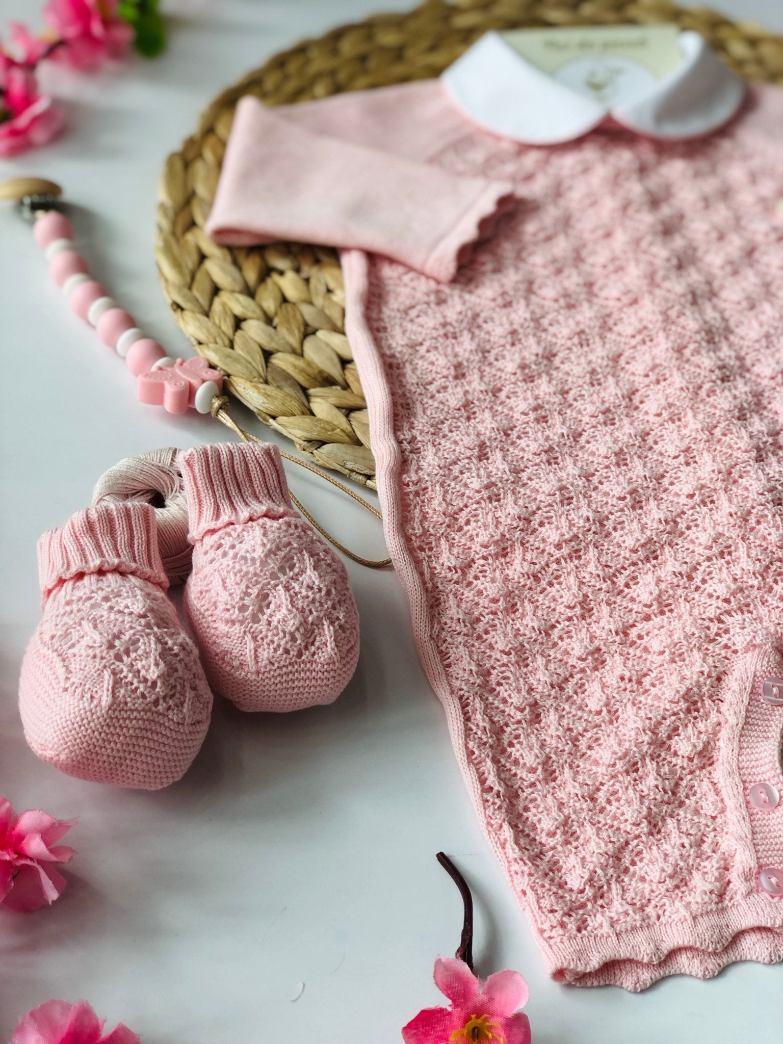 TUTINA CON BABBUCCE FILO DI COTONE ROSA TRAFORATO - Noi da piccoli