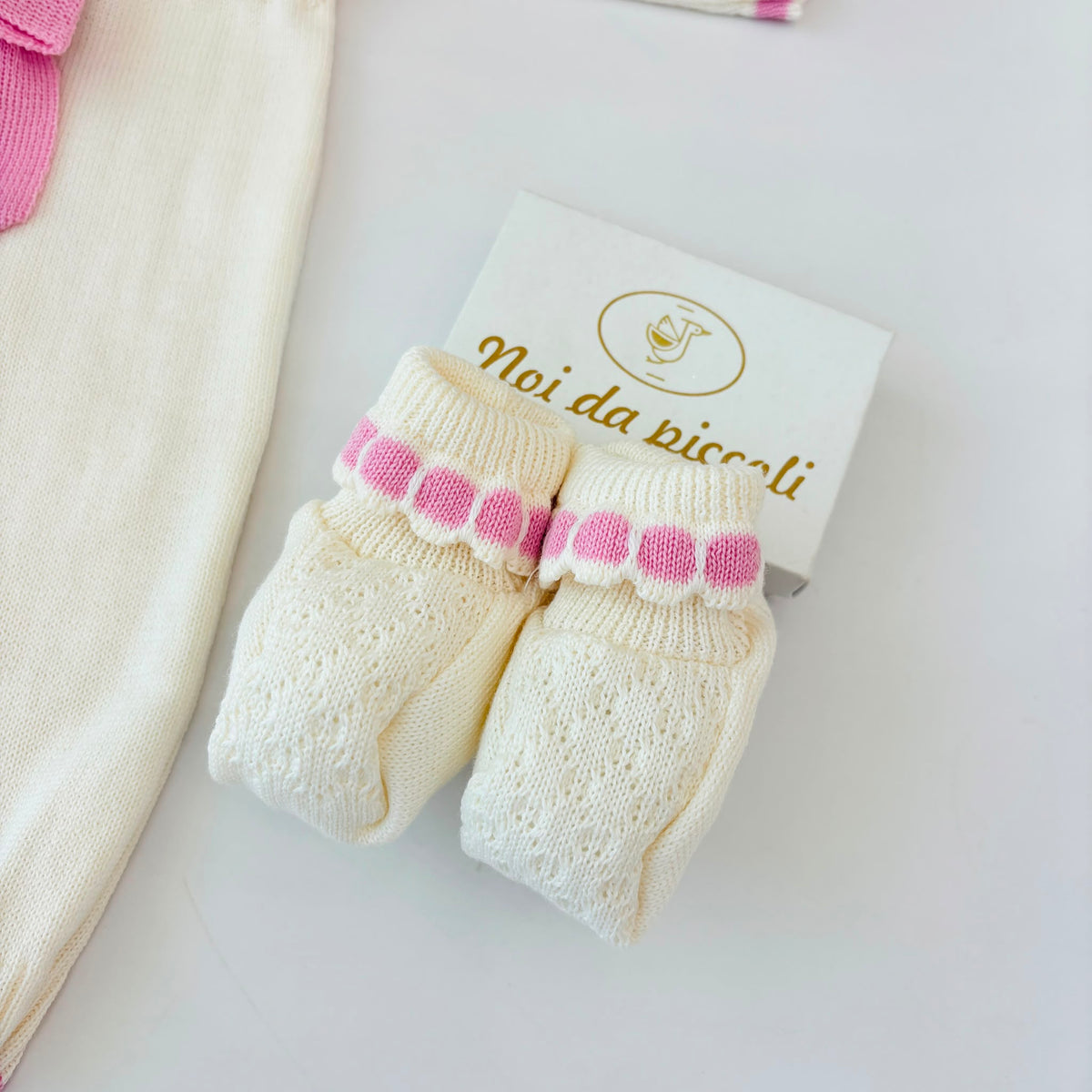 Tutina con Babbucce in Filato Caldo Panna Rosa Bebe' Margo' - Noi da piccoli