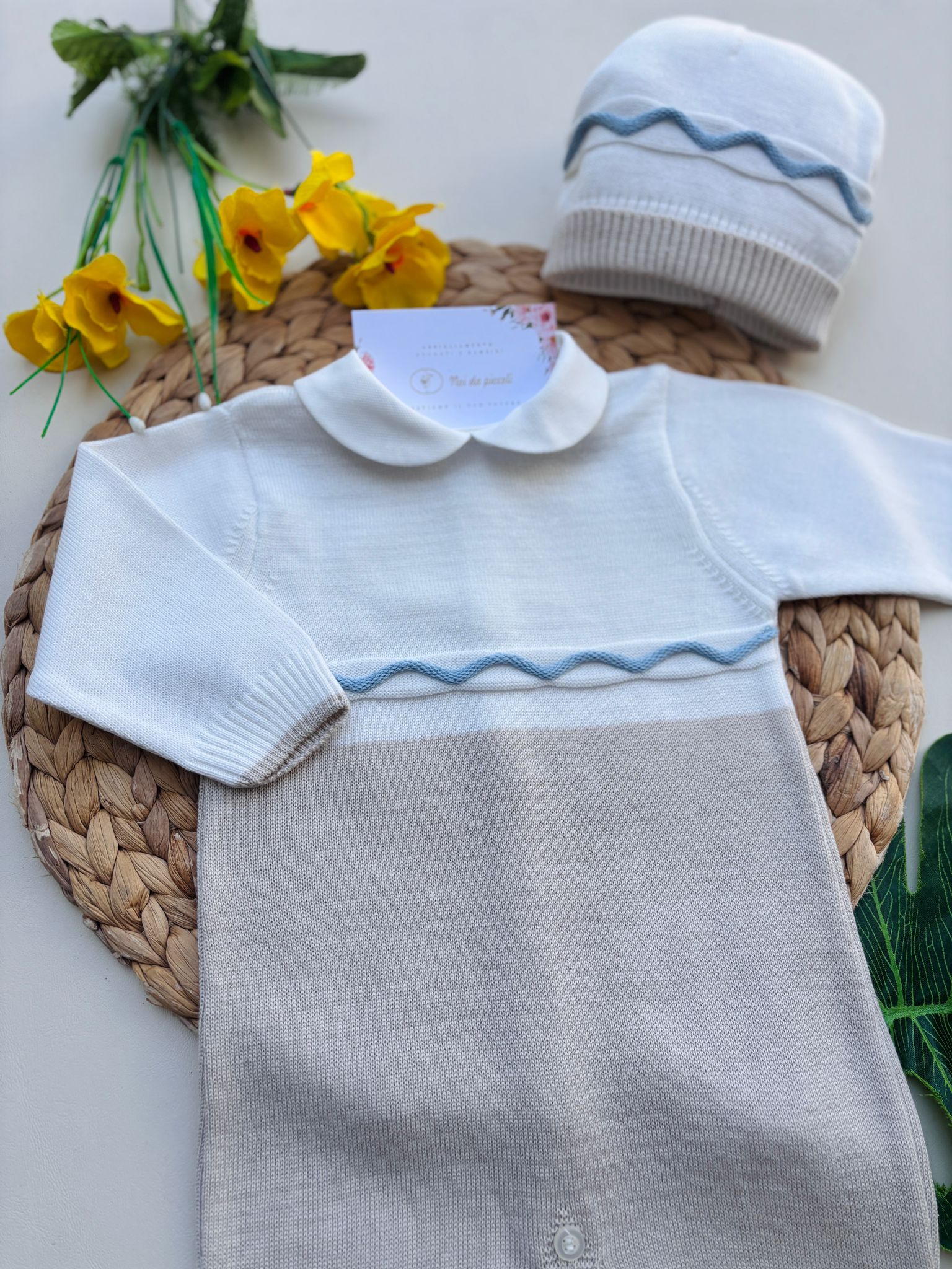 TUTINA CON PARURE IN FILO BEIGE E BIANCO - Noi da piccoli