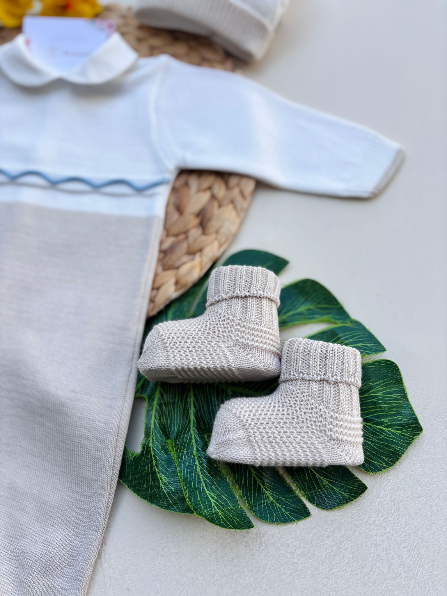 TUTINA CON PARURE IN FILO BEIGE E BIANCO - Noi da piccoli