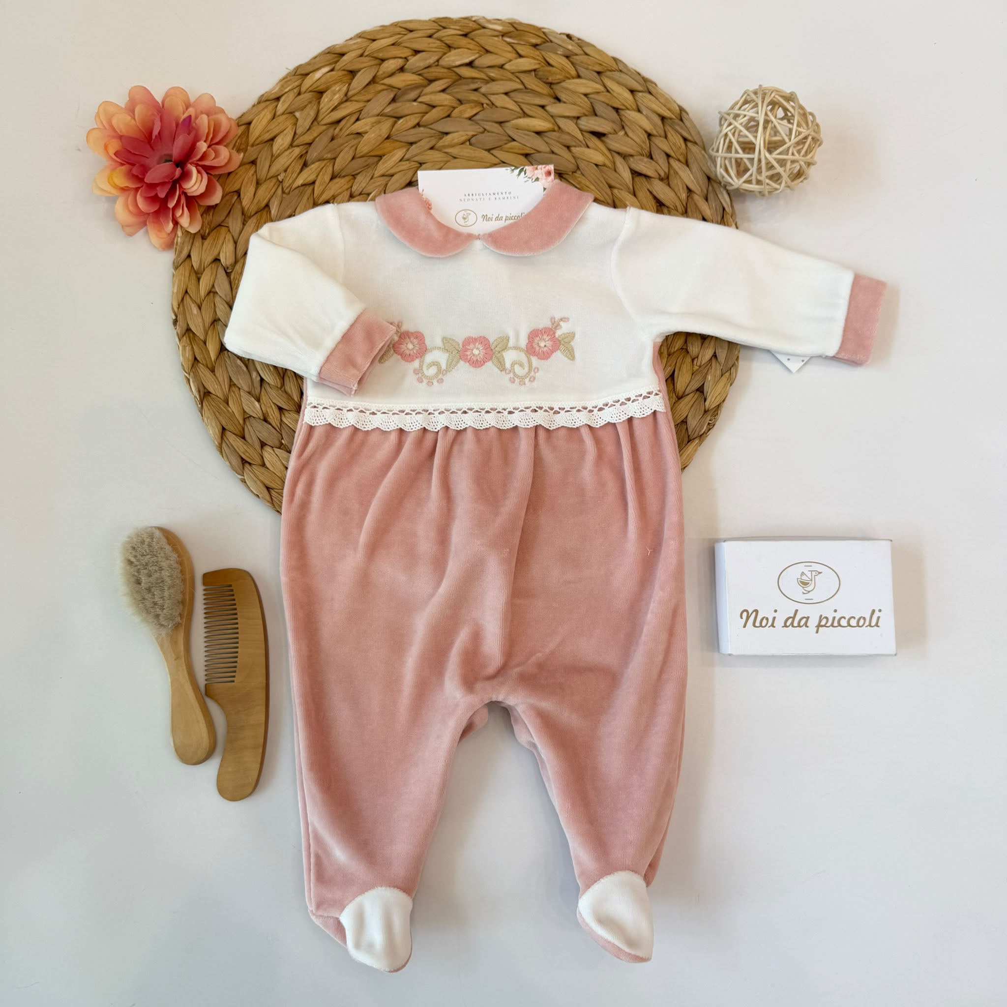 TUTINA IN CINIGLIA ROSA CON RAFFINATO BORDO FLOREALE E BORDO IN PIZZO - Noi da piccoli