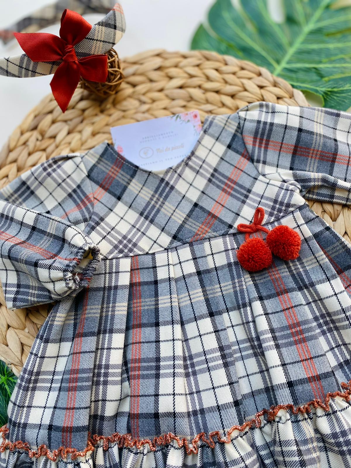 VESTINA A QUADRONI CON POM - POM FILATO CALDO RUGGINE - Noi da piccoli