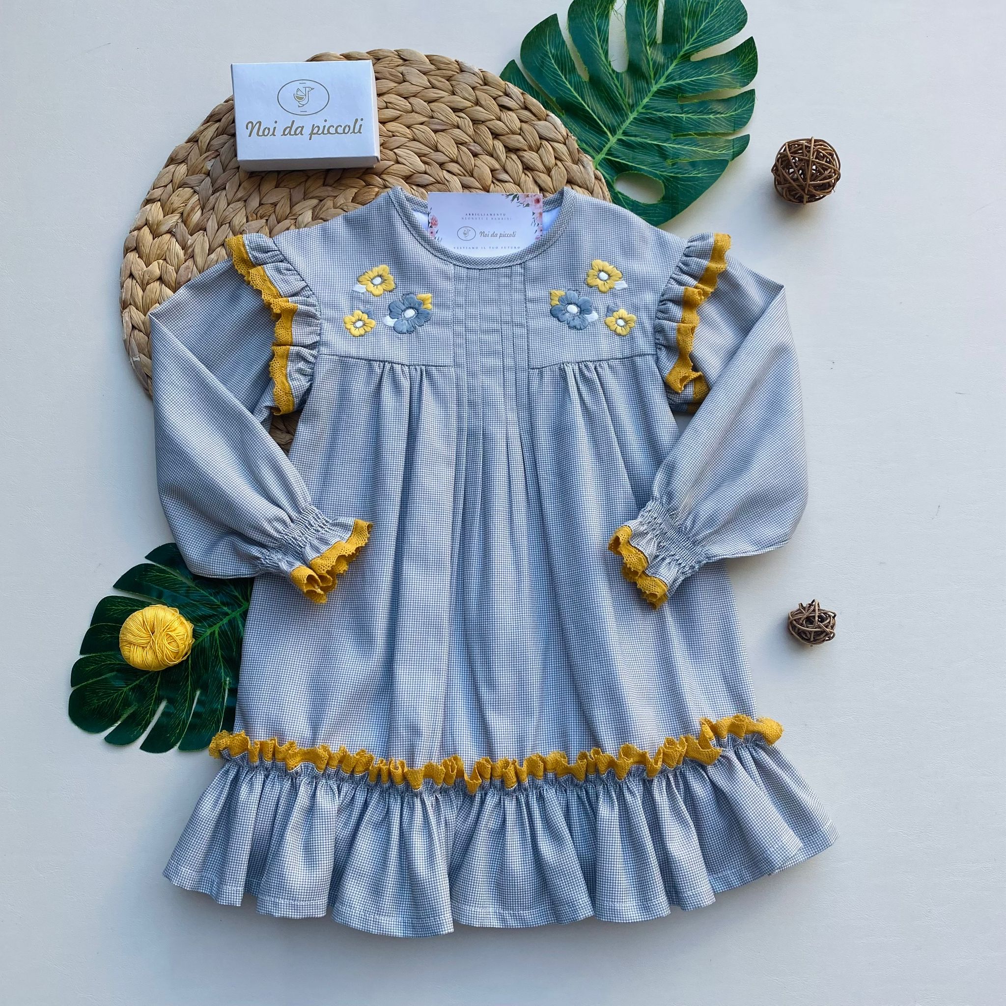 VESTINA A QUADRONI E FIORELLINI FILATO CALDO GRIS ORO - Noi da piccoli