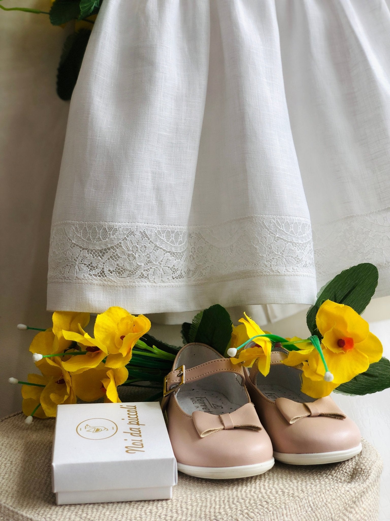 VESTINA BIANCO CON FIORI E PIZZO 100% LINO - Noi da piccoli