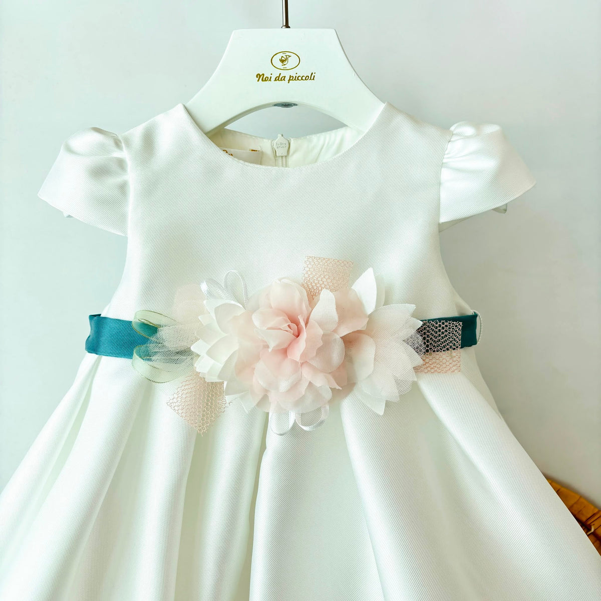 Vestina Cerimoniale con Fascia in Fiore Bianco Evi - Noi da piccoli