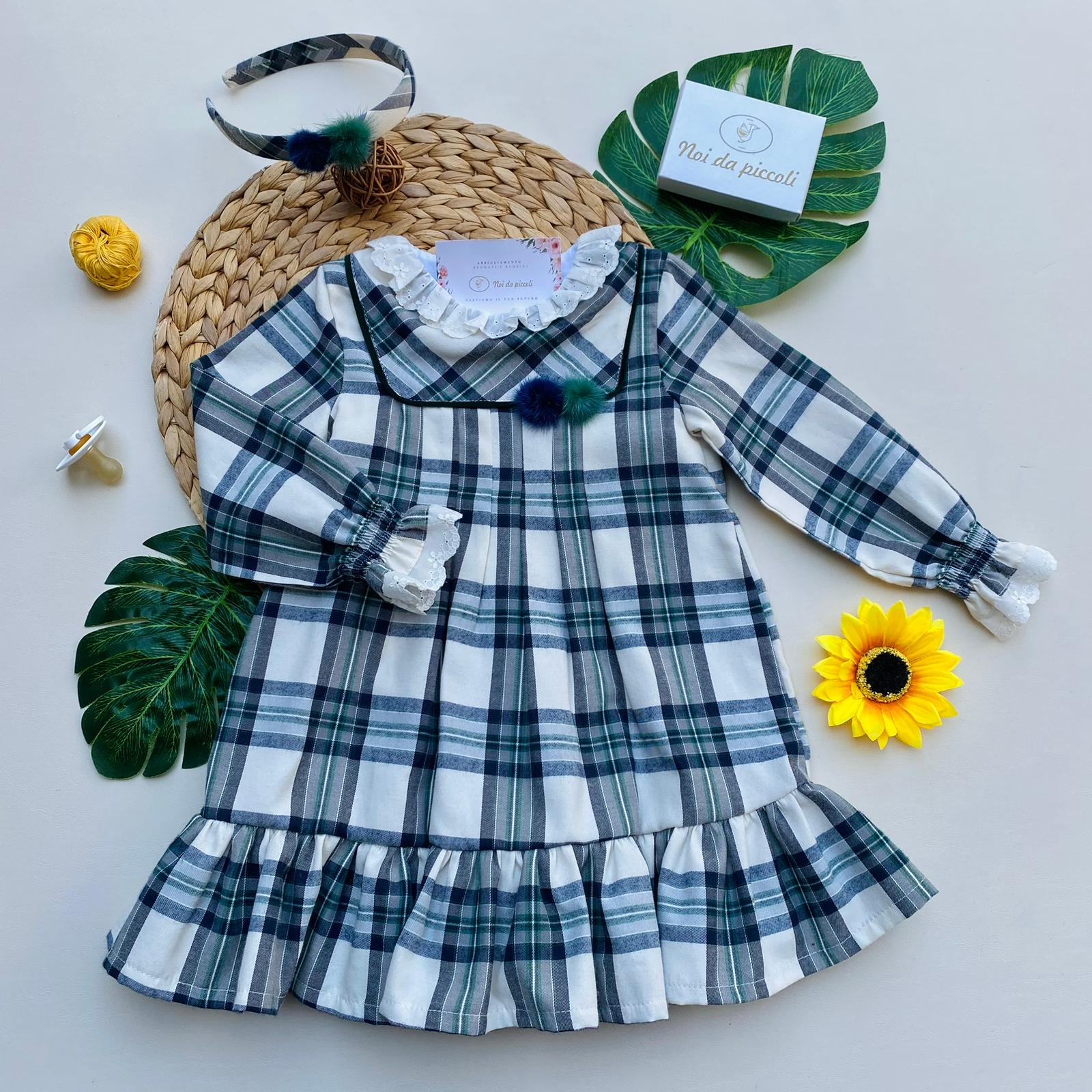 VESTINA CON COLLETTO BIANCO A FIORELLINI FILATO CALDO VERDE QUADRONI - Noi da piccoli