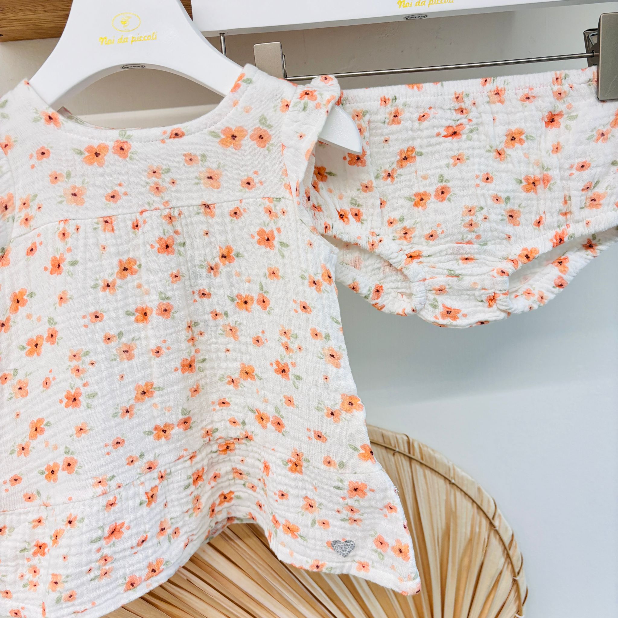 VESTINA CON CULOTTINA IN COTONE CON FIORELLINI BIANCO - Noi da piccoli