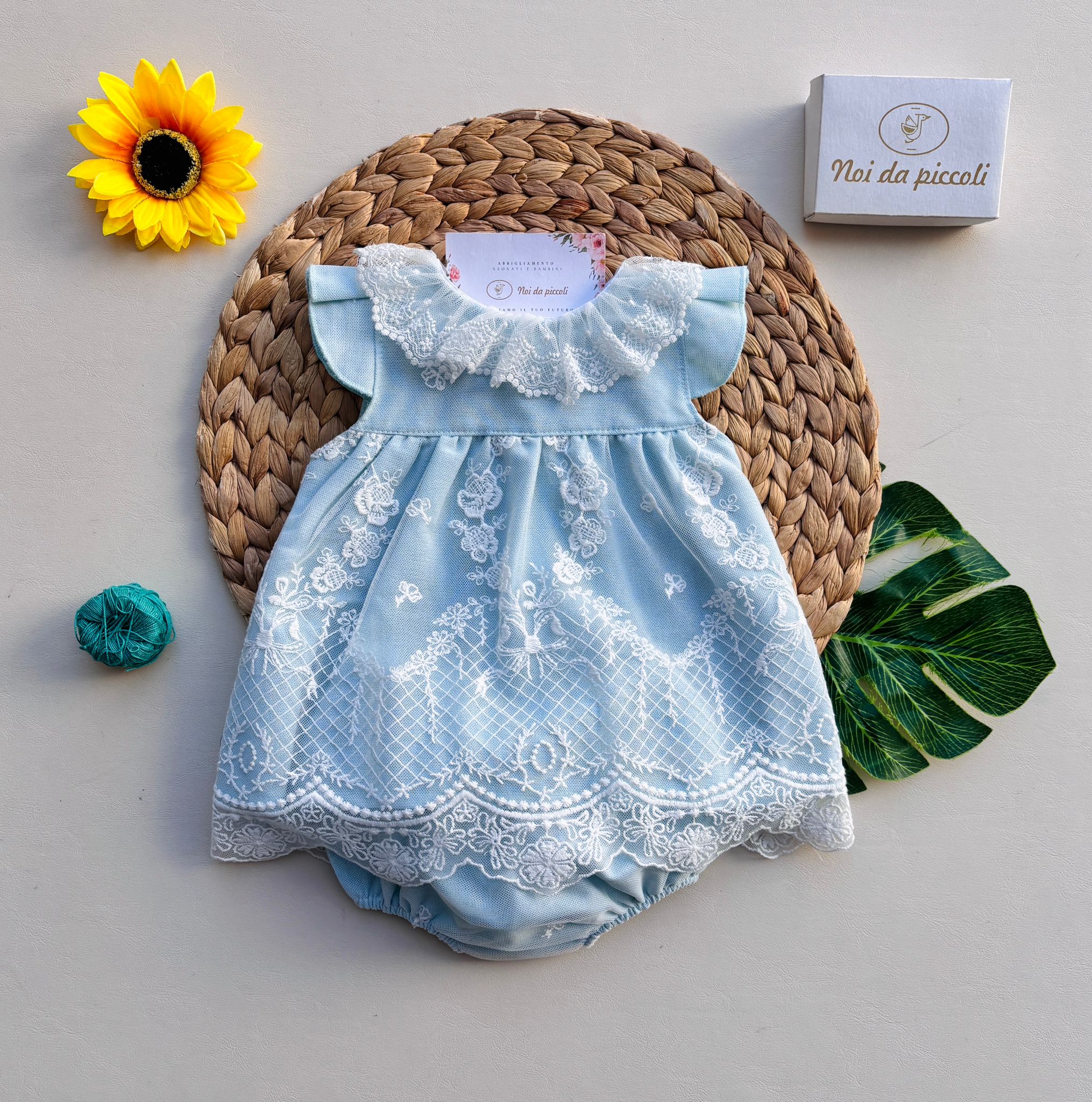 VESTINA CON CULOTTINA IN COTONE E LINO CON PARTICOLARI RICAMI VERDE ACQUA - Noi da piccoli