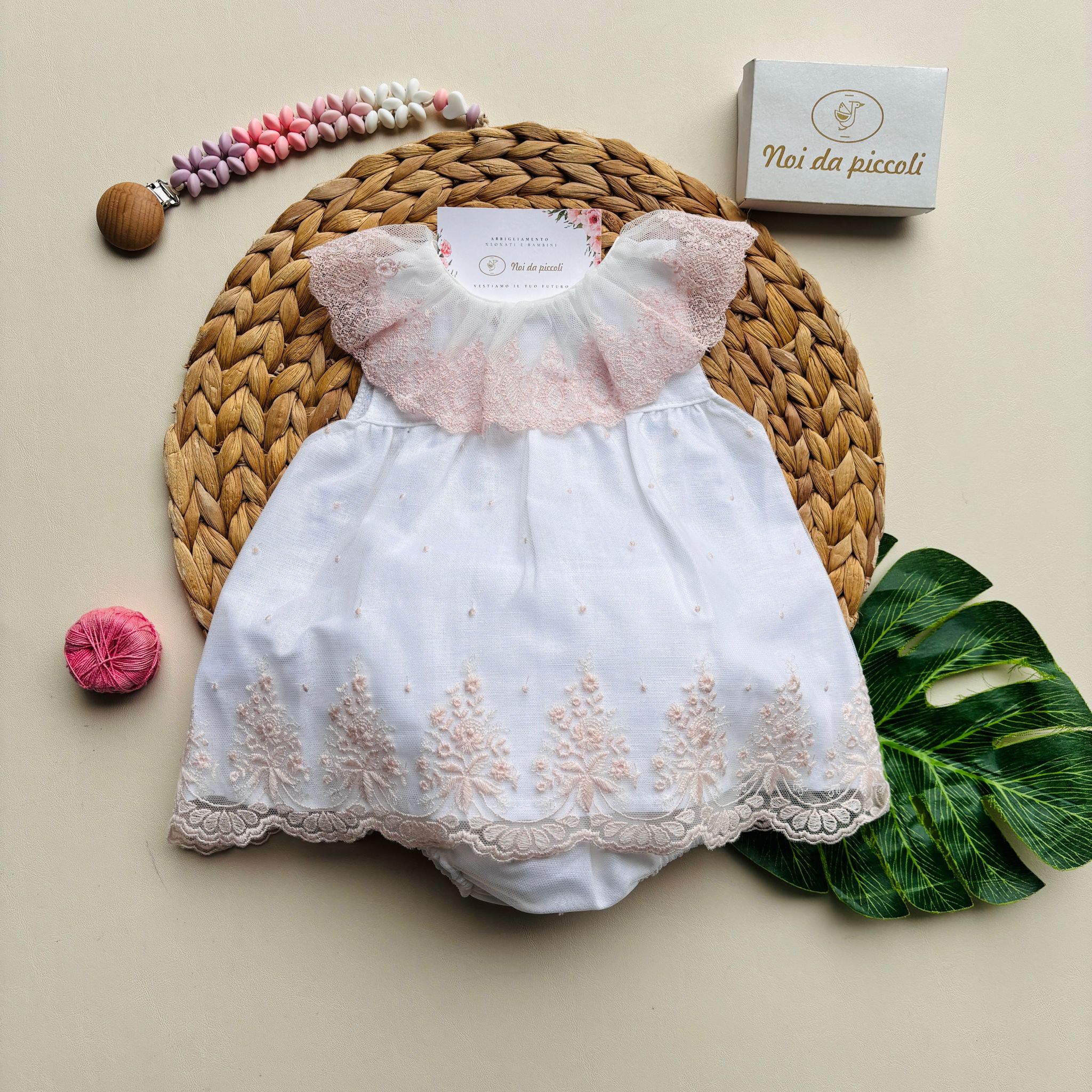 VESTINA CON CULOTTINA IN COTONE E LINO CON RICAMI ELEGANTI E PUNTI NODINI BIANCO ROSA - Noi da piccoli