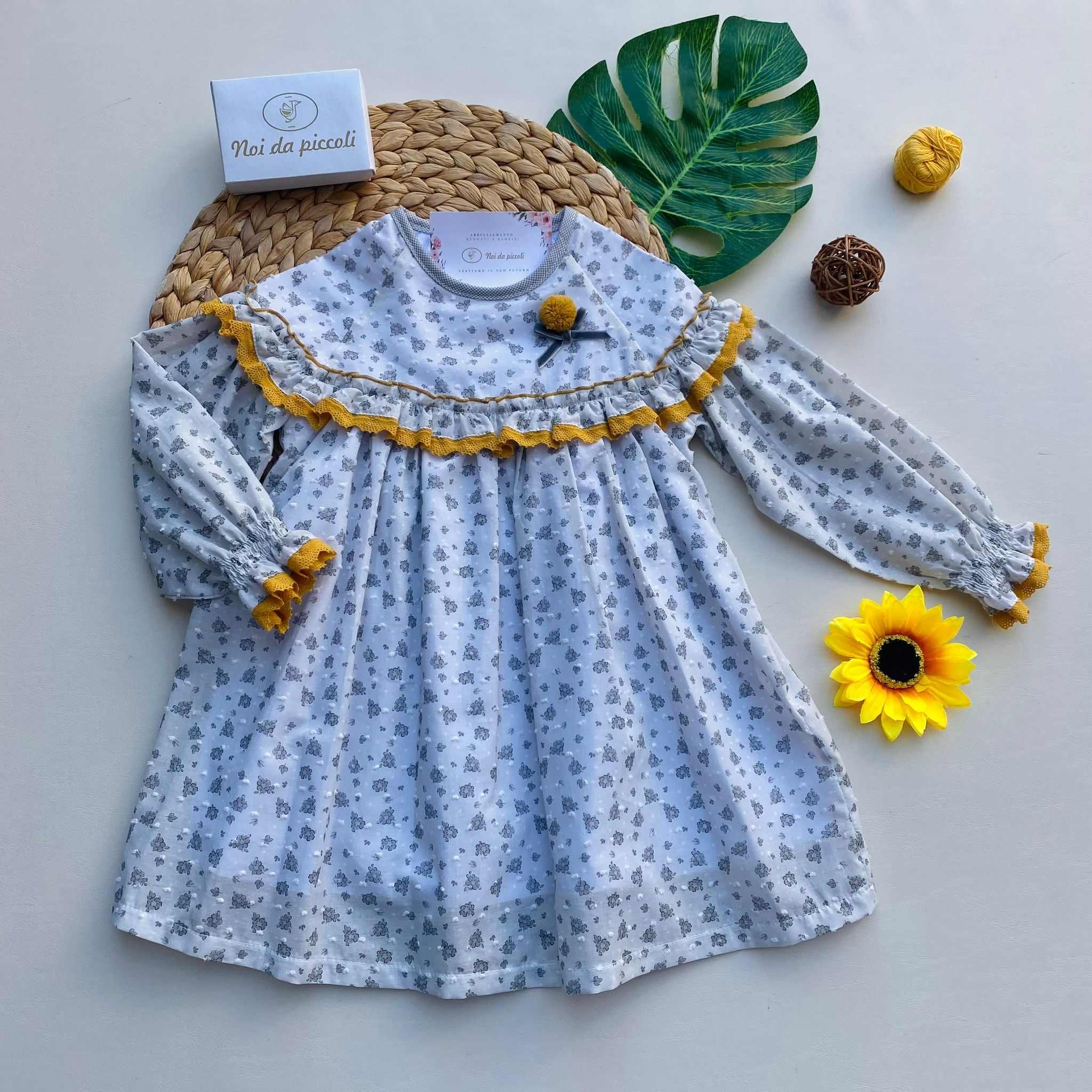 VESTINA CON FIORELLINI FILATO CALDO GRIS ORO - Noi da piccoli