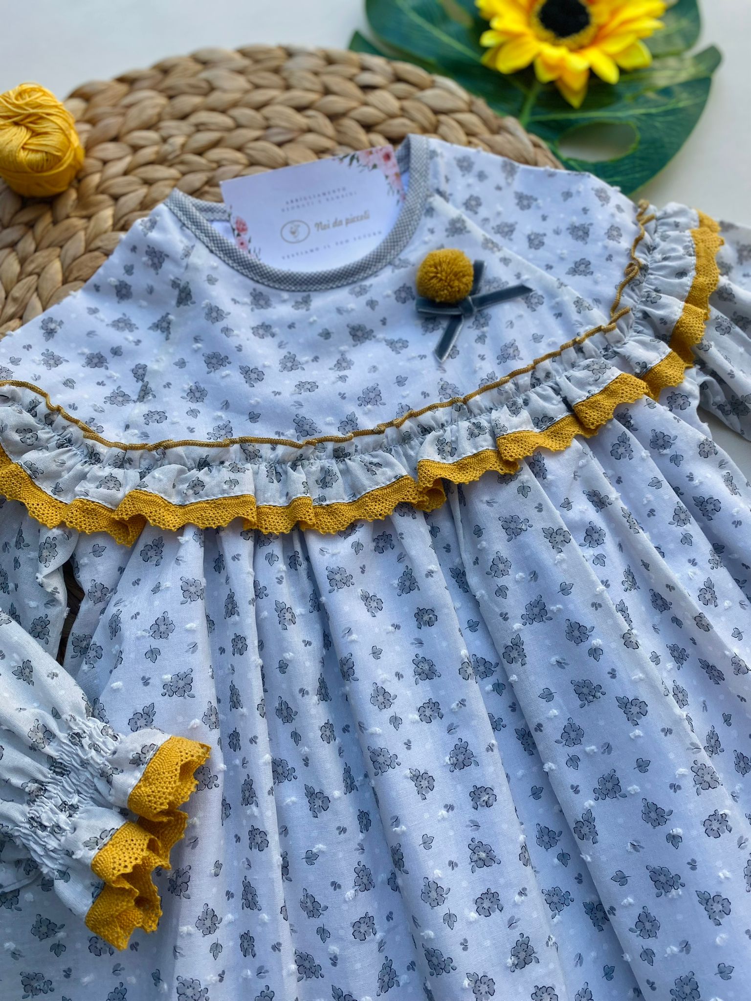 VESTINA CON FIORELLINI FILATO CALDO GRIS ORO - Noi da piccoli