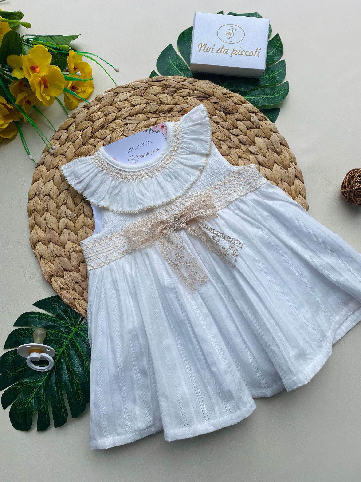 vestina in colorazione bianco con fiocchetto ricamato beige - Noi da piccoli