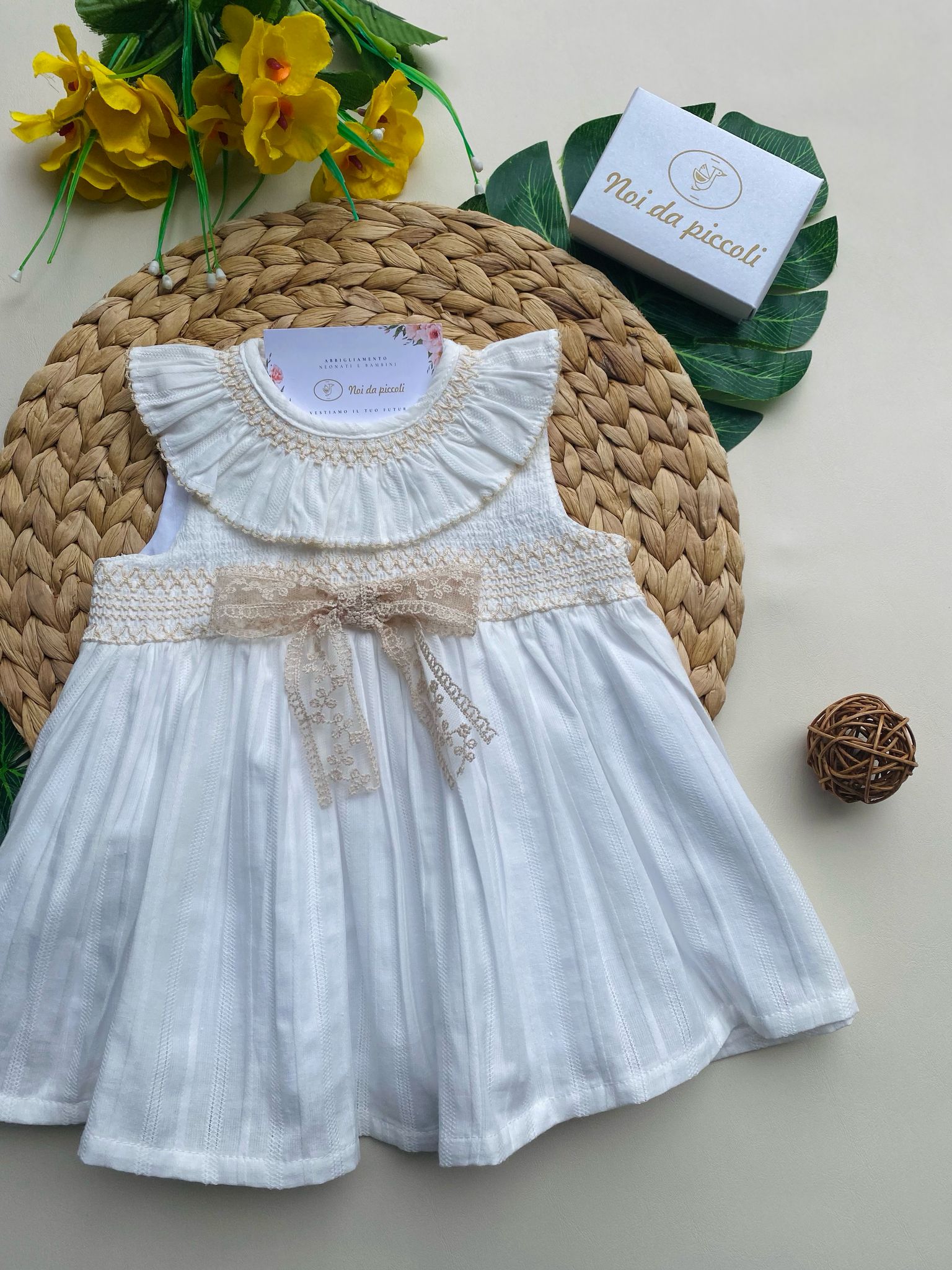 vestina in colorazione bianco con fiocchetto ricamato beige - Noi da piccoli