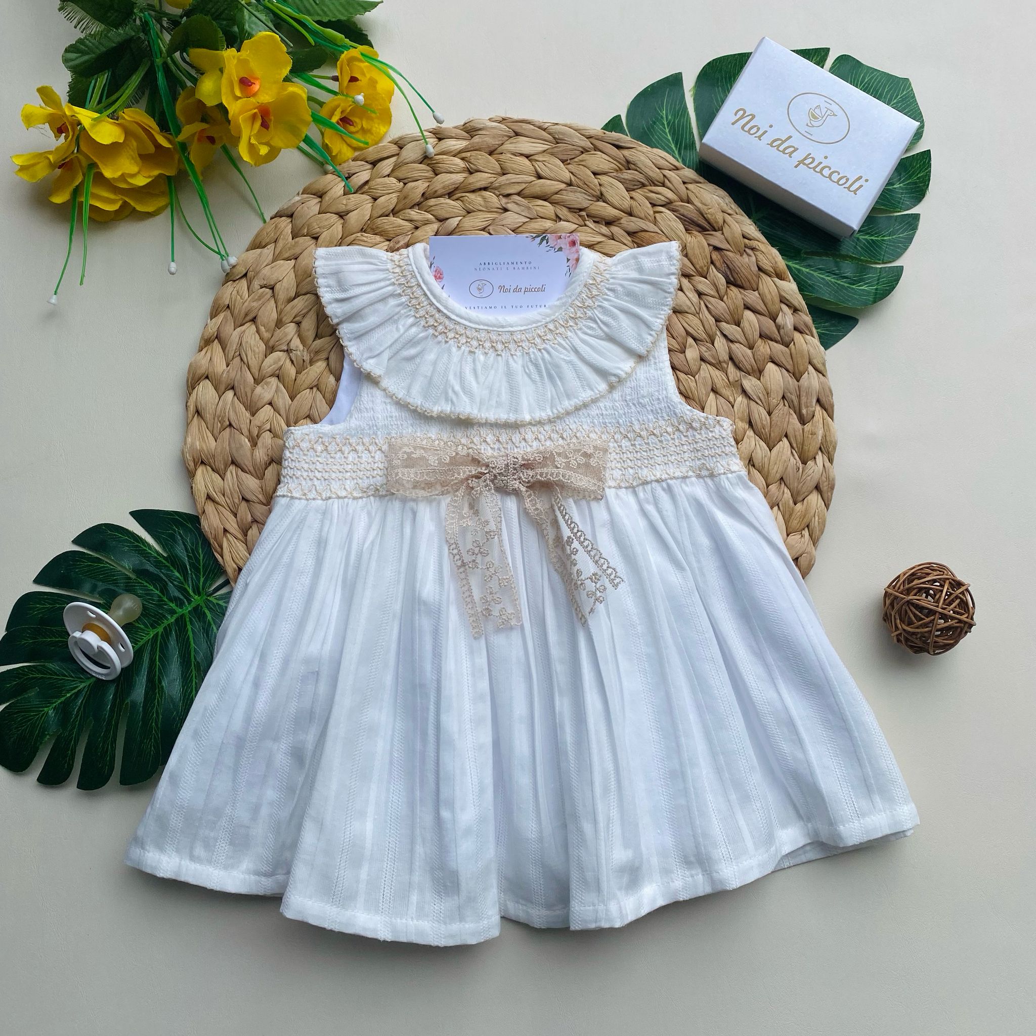 vestina in colorazione bianco con fiocchetto ricamato beige - Noi da piccoli