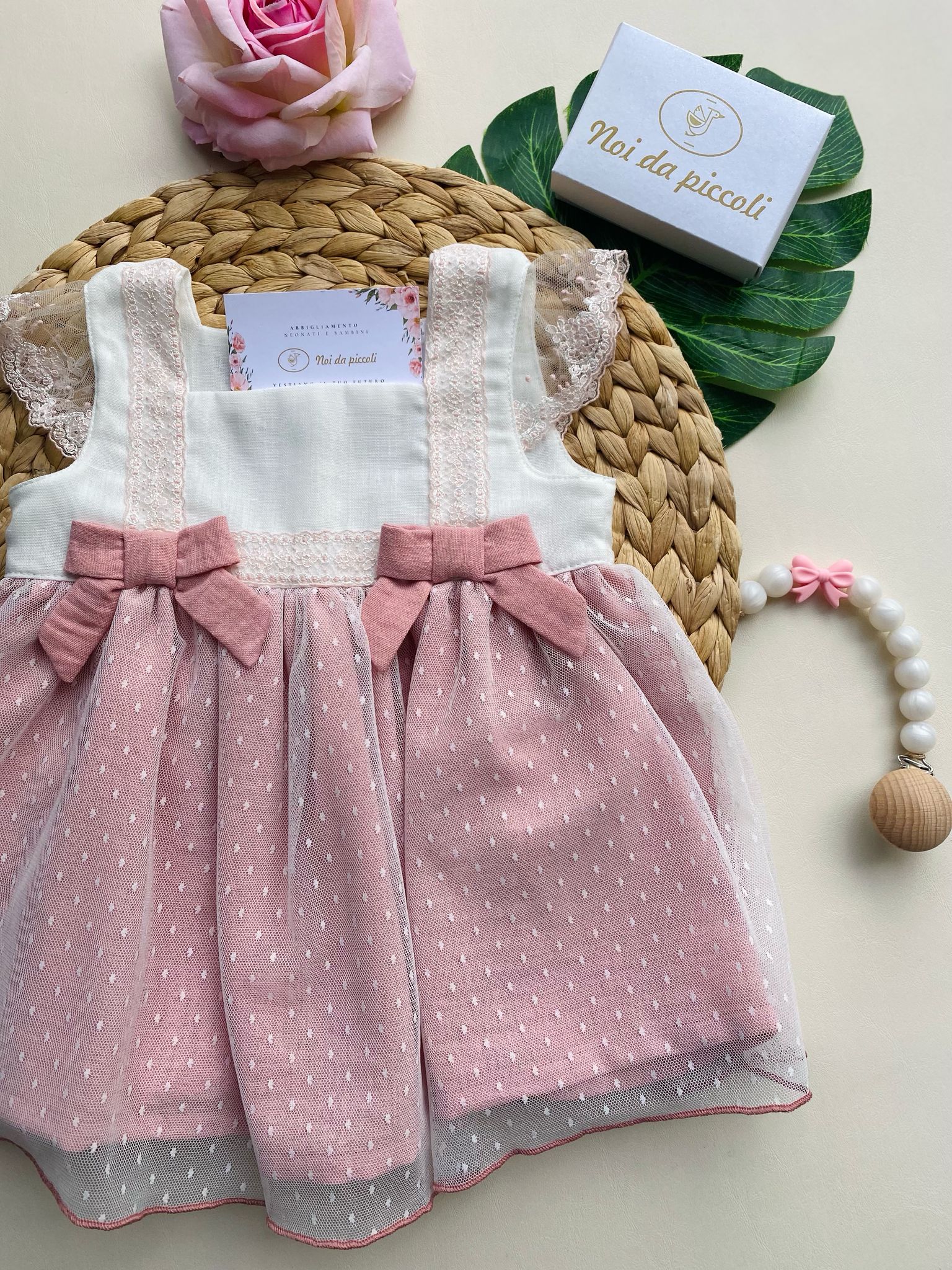 vestina in colorazione bianco e rosa con fiocchettini rosa - Noi da piccoli