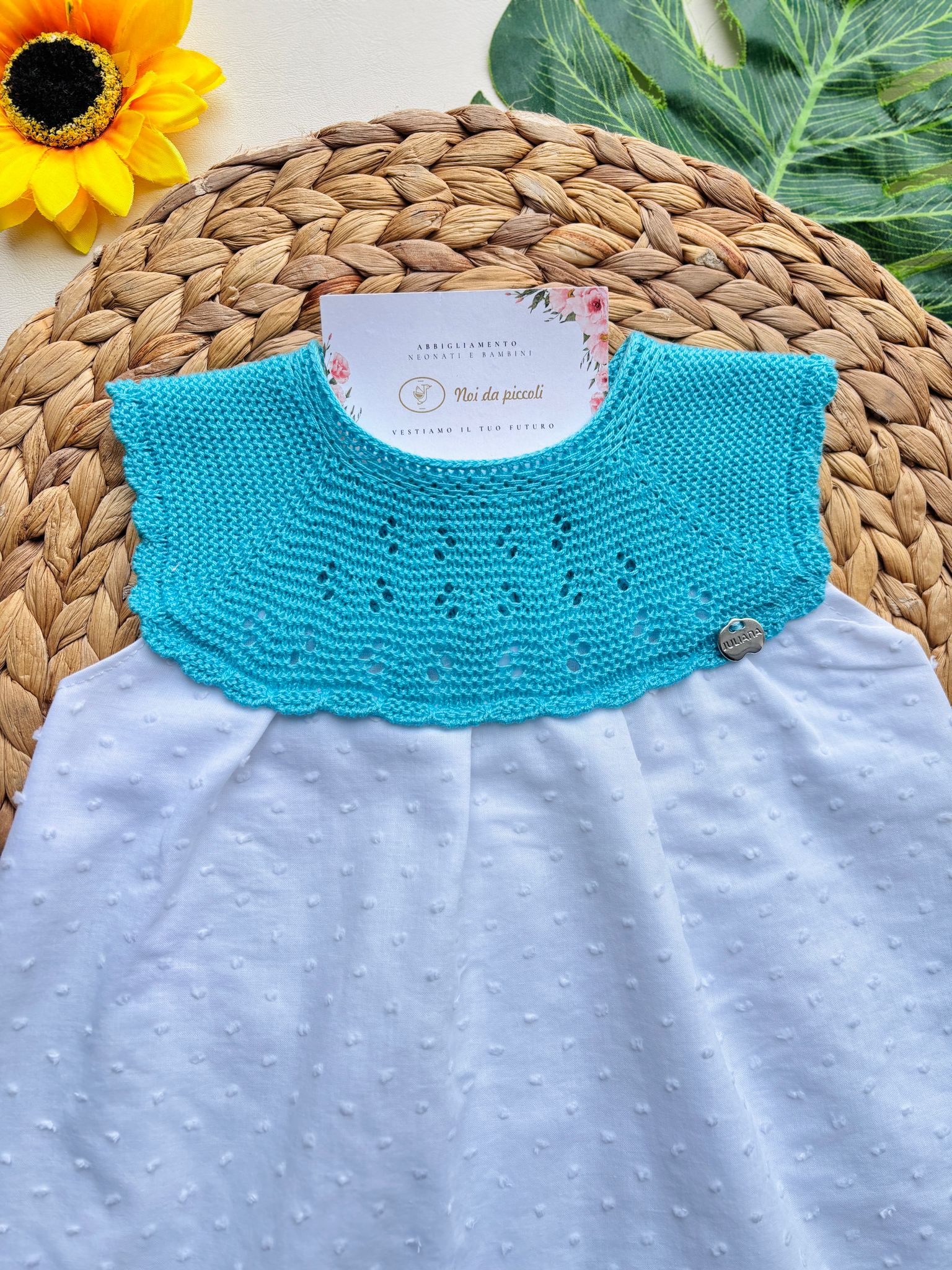 VESTINA IN COTONE BICOLOR CON PUNTI NODINI BIANCO E TURCHESE - Noi da piccoli